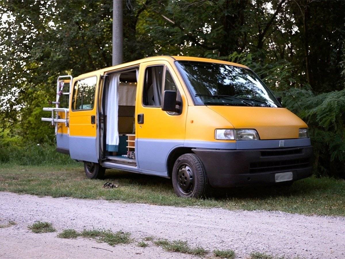 Front view from 3/4 Fiat Fiat Ducato 2.5 TDi - Yescapa