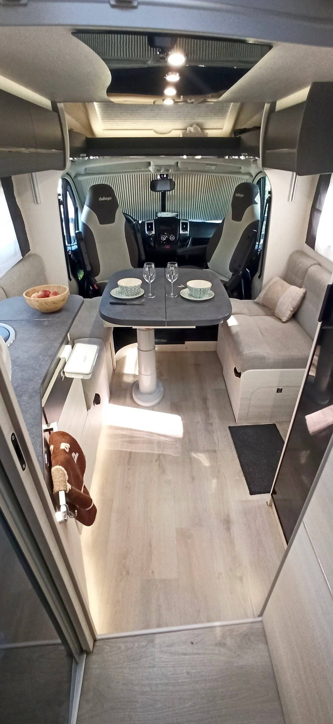 Área de jantar Fiat Ducato 2,3 140 cv - Yescapa