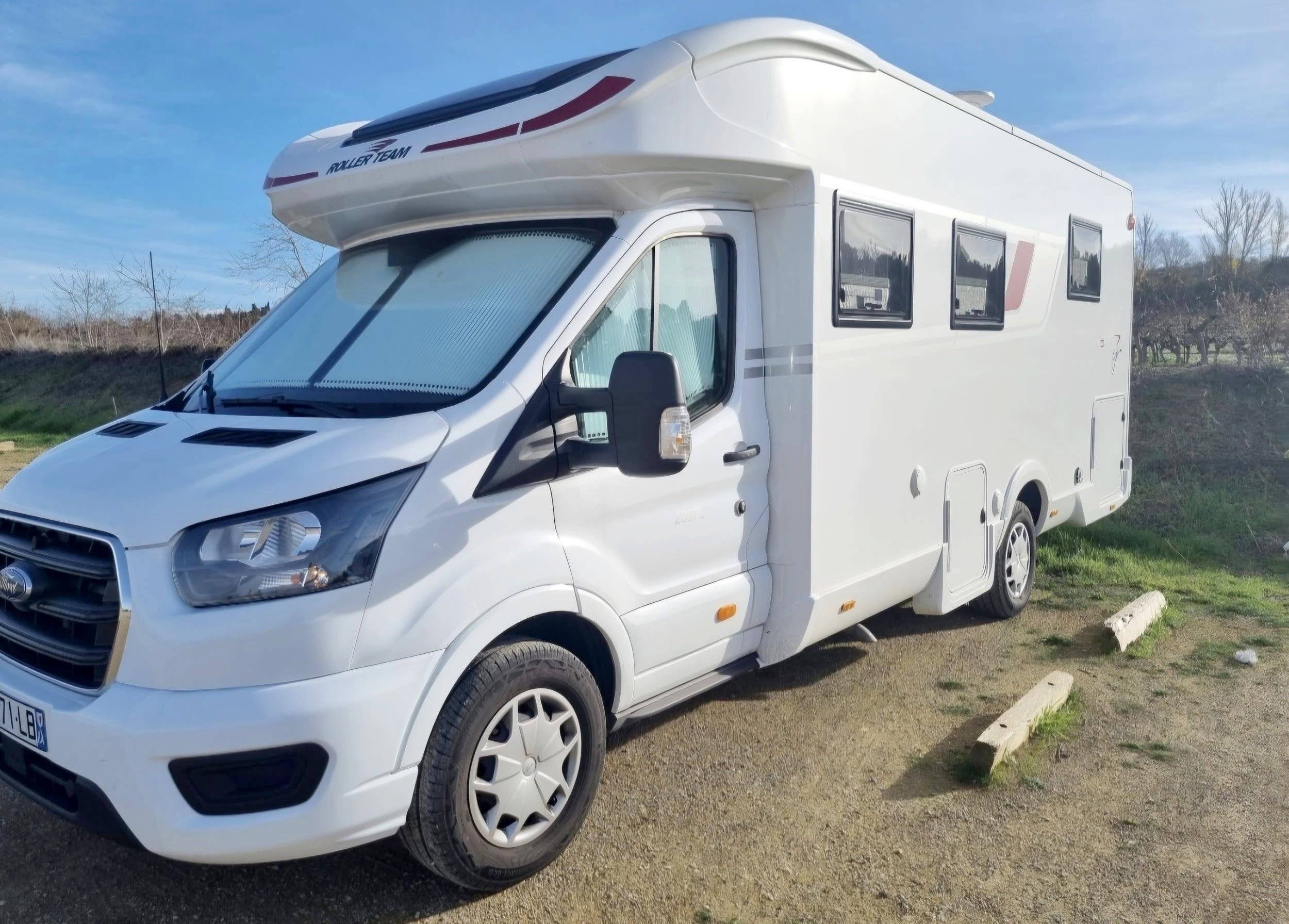 schräge Vorderansicht Ford Roller Team Kronos 284 tl - Yescapa