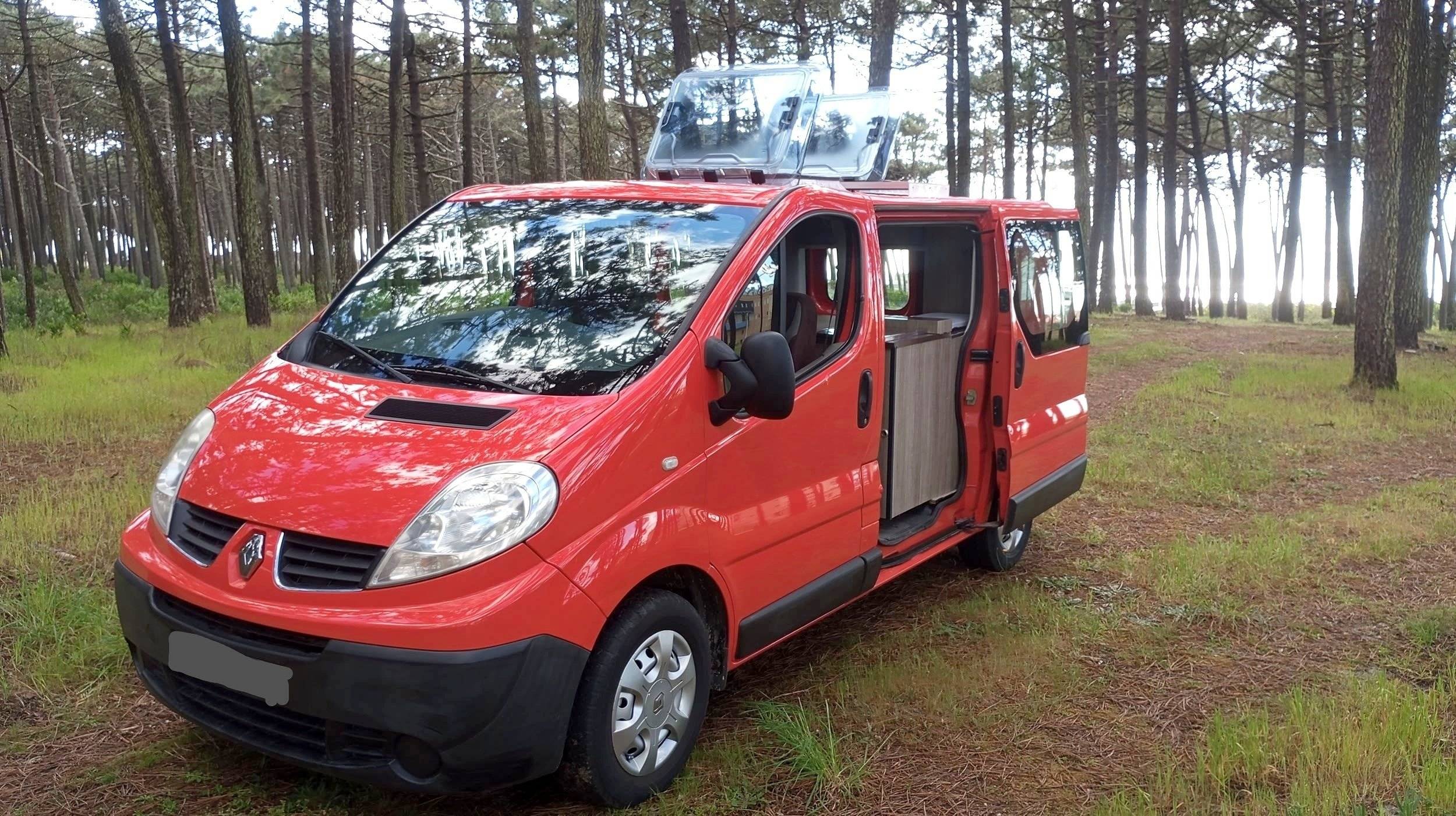Vista del vehicle angle davanter Renault Trafic 2,0 l dCi 90ch. - Yescapa