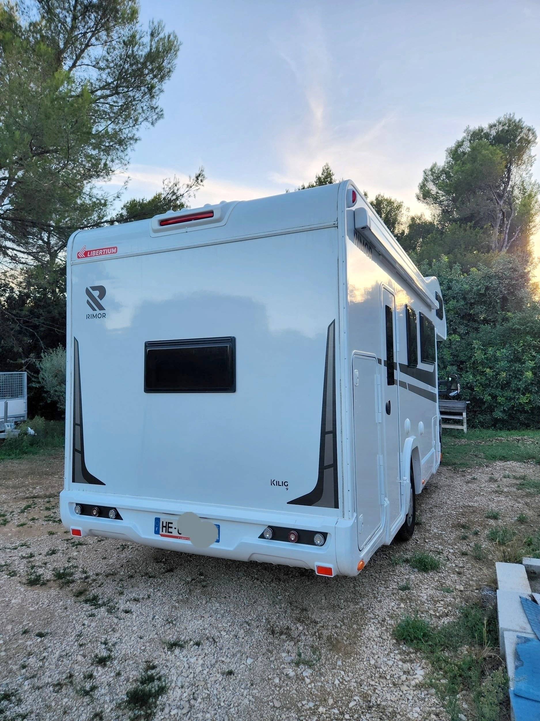 Ansicht von hinten Ford Transit 155 ch - Yescapa