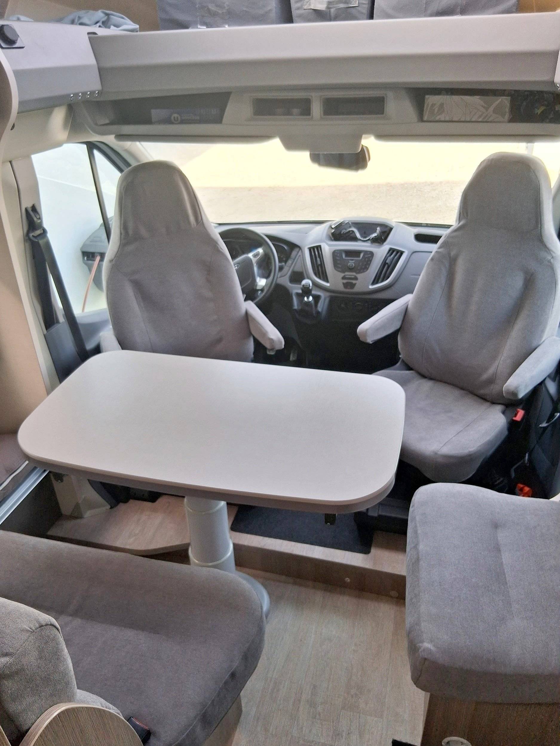 Dining Area Ford Ford 2000 cc 155 CV - Yescapa