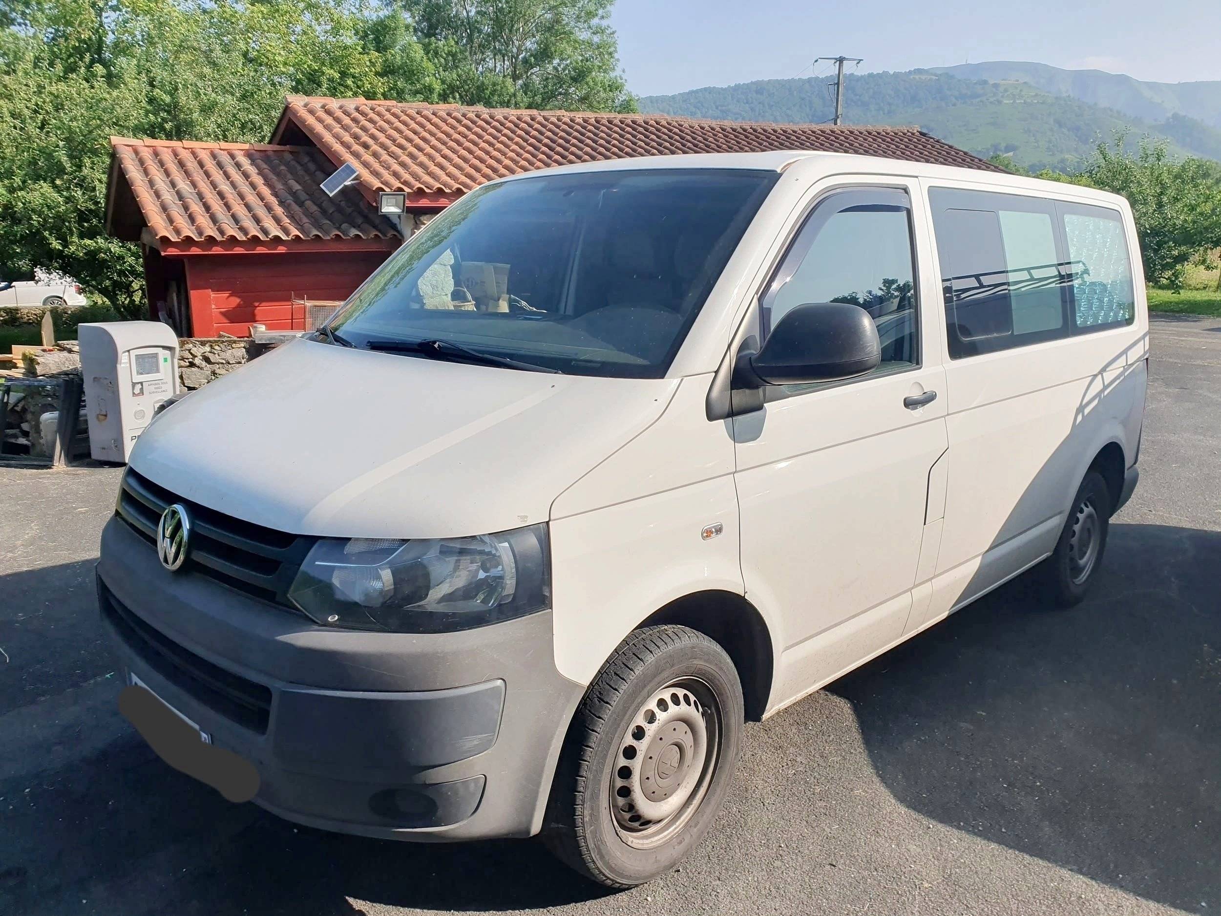 Front view from 3/4 Volkswagen Transporter T5 2 l 102 ch - Yescapa
