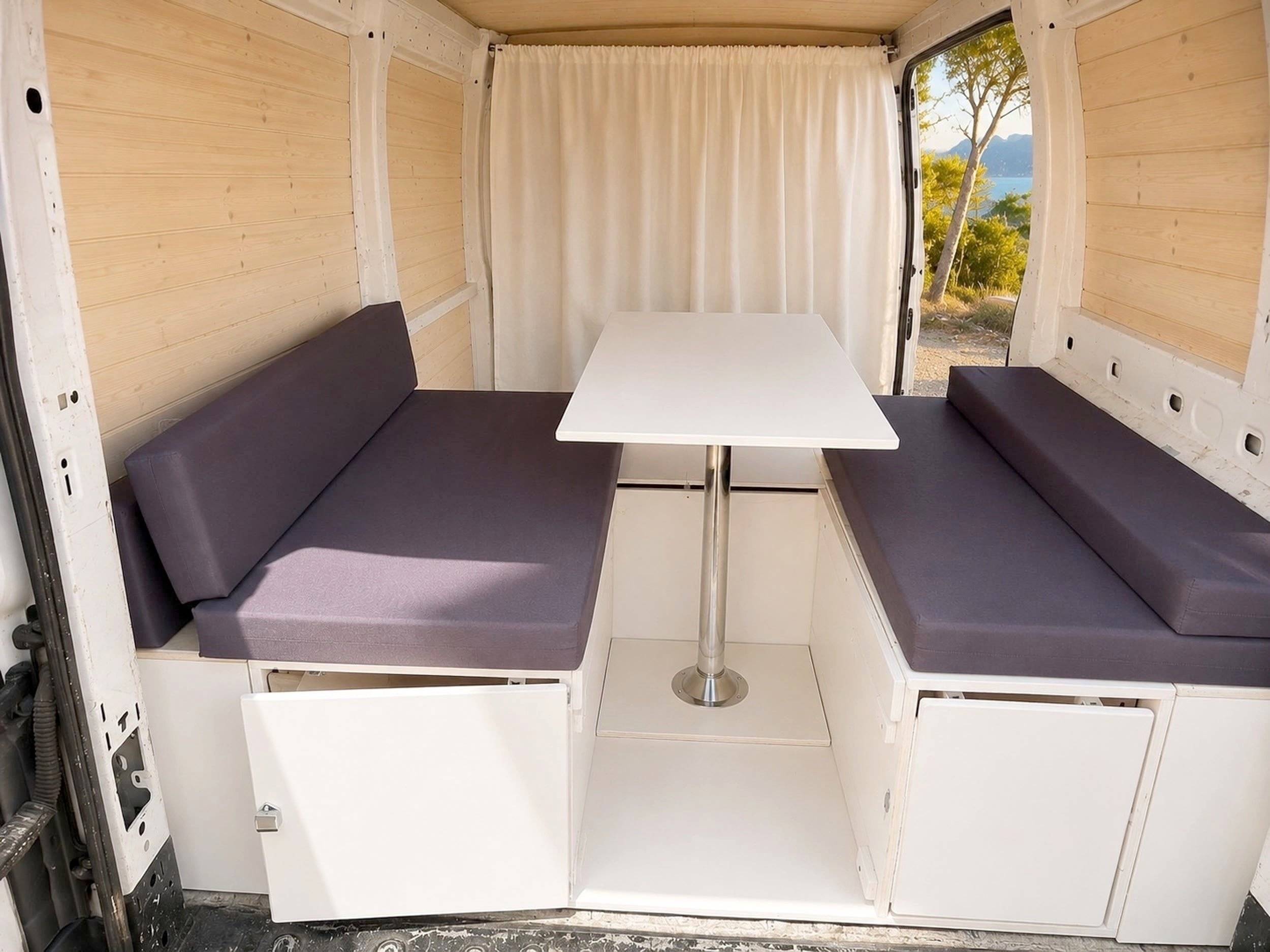 Área de jantar Ford Transit 2,2 l 125 ch - Yescapa