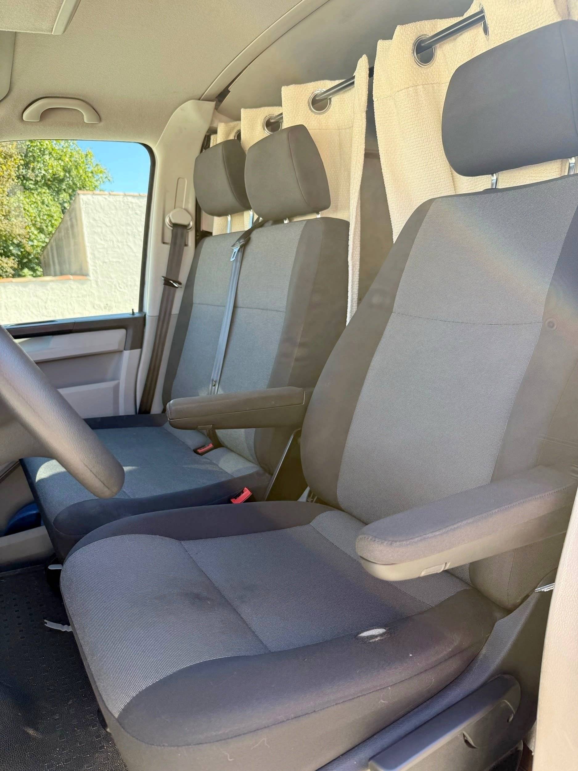 Dining area Volkswagen T6 2 l 102 ch - Yescapa