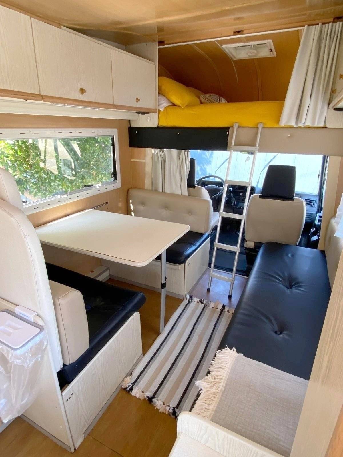 Dining Area Fiat Ducato 2.5TDI 120Ch - Yescapa