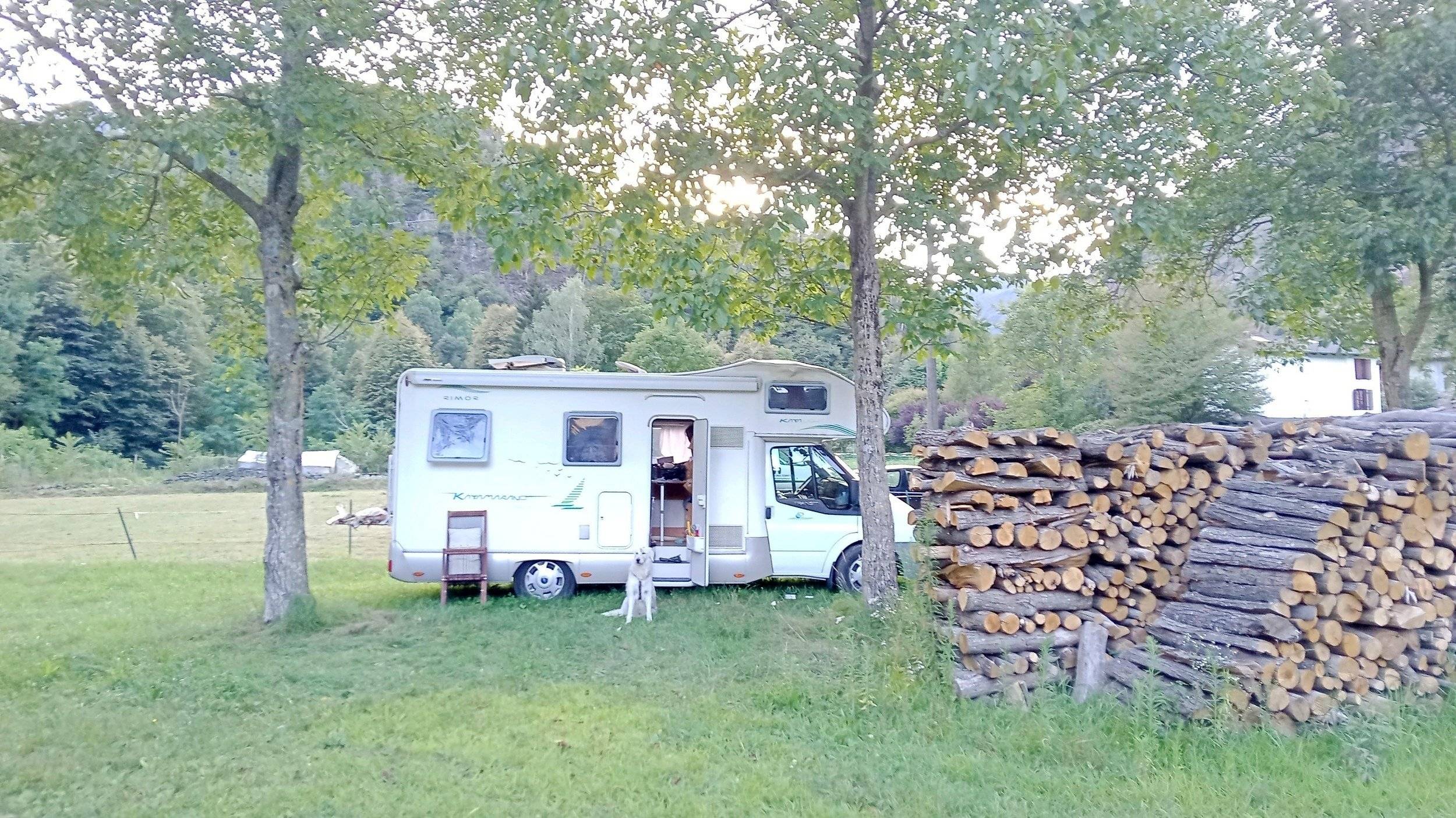 Vue avant de 3/4 Ford - Yescapa