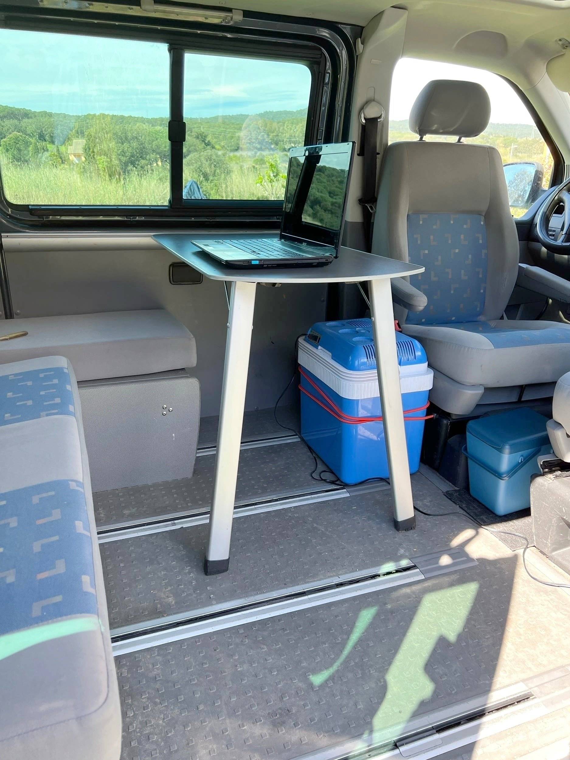 Dining Area Volkswagen - Yescapa