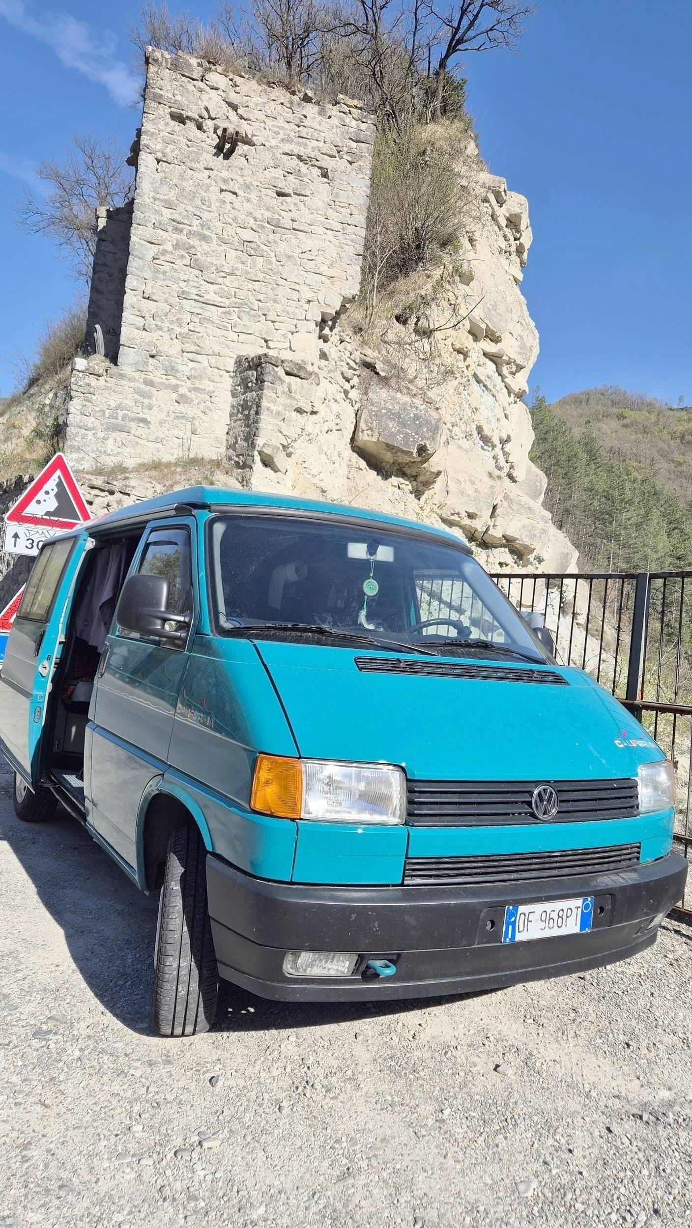 Vue avant de 3/4 Volkswagen 2,5 l 130 ch - Yescapa