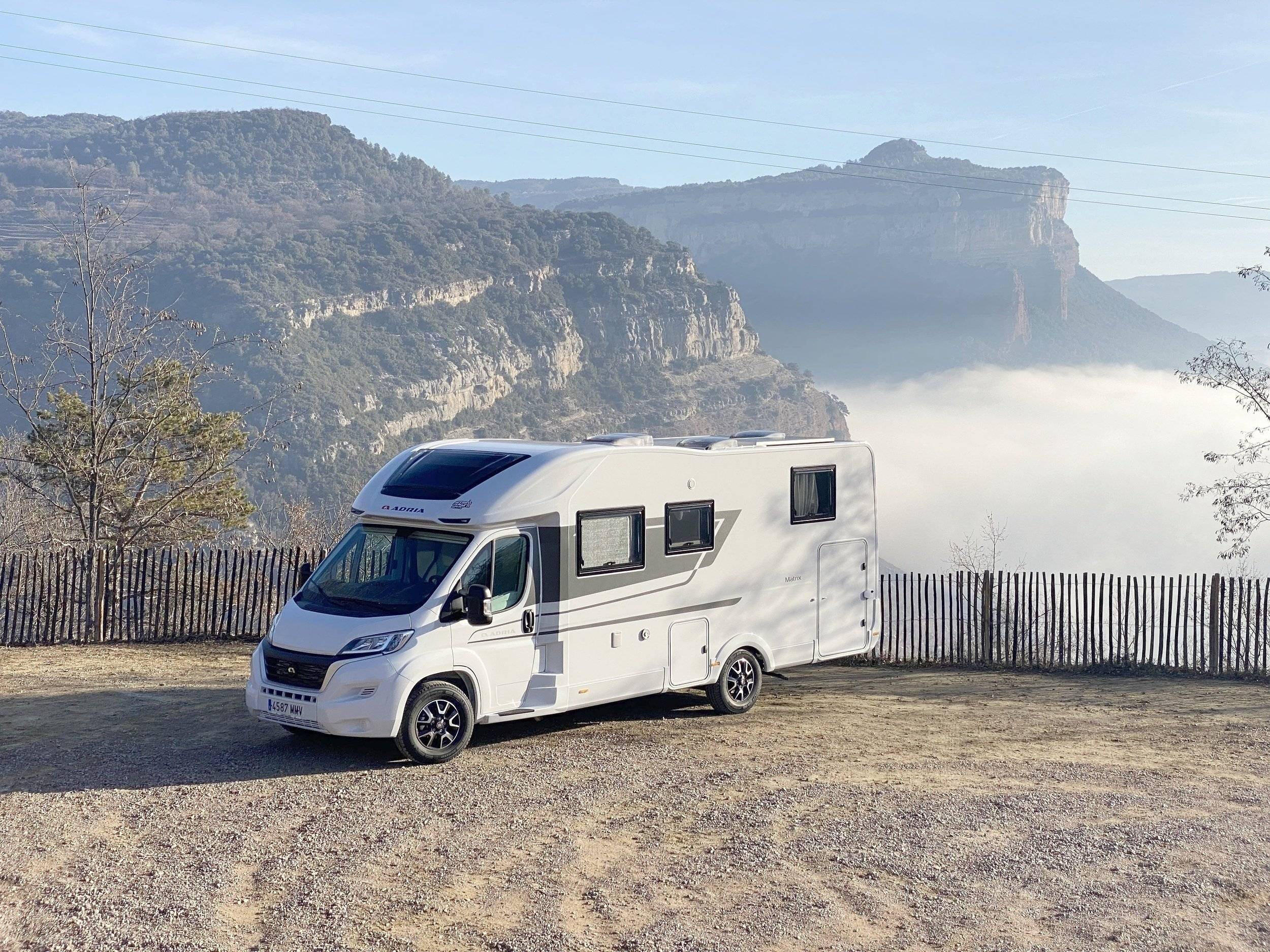 Vista frontale a ¾ Fiat Fiat Ducato 140 CV - Yescapa