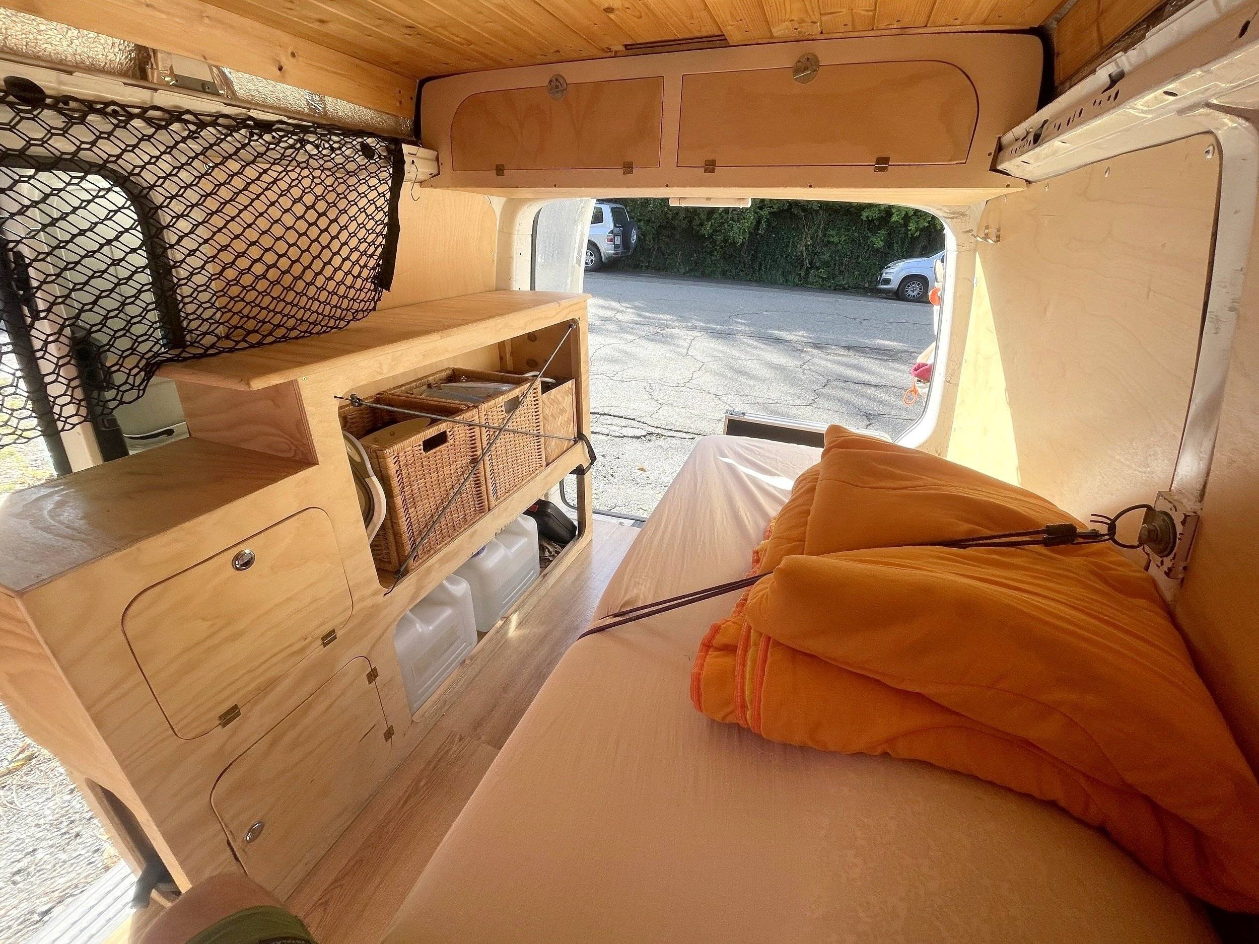 Dining Area Volkswagen T5 1,9 l 102 ch - Yescapa