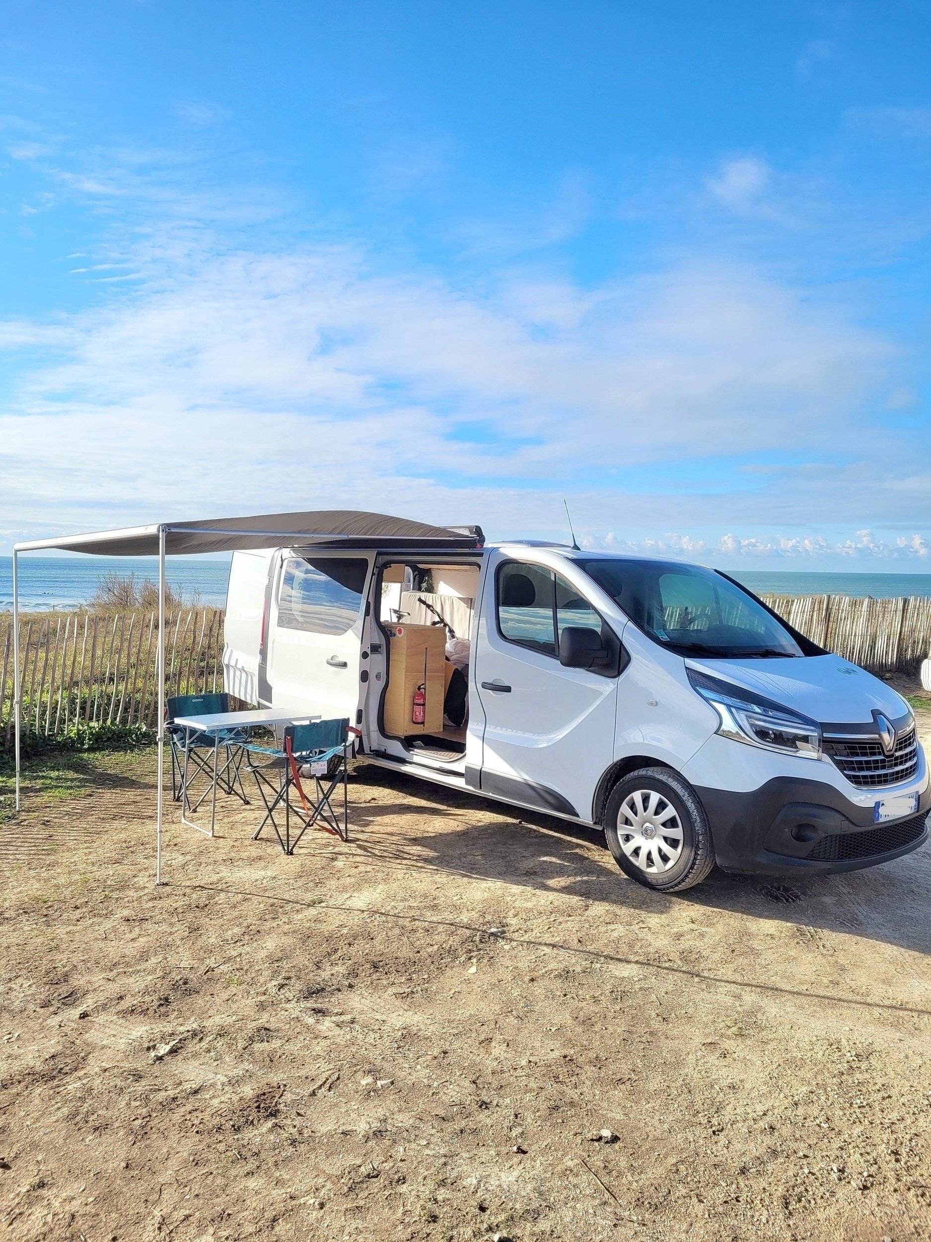 schräge Vorderansicht Renault RENAULT TRAFIC III Grand Confort - Yescapa