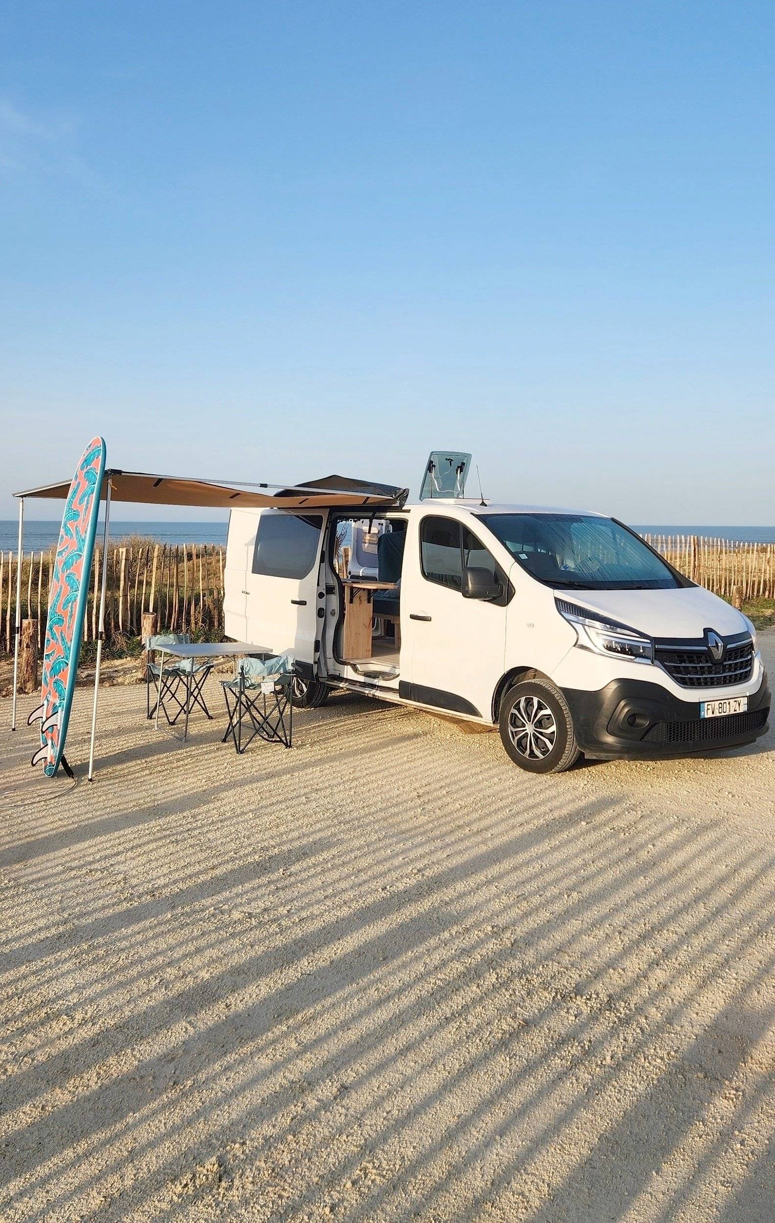 Vista de 3/4 Renault RENAULT TRAFIC III Grand Confort - Yescapa