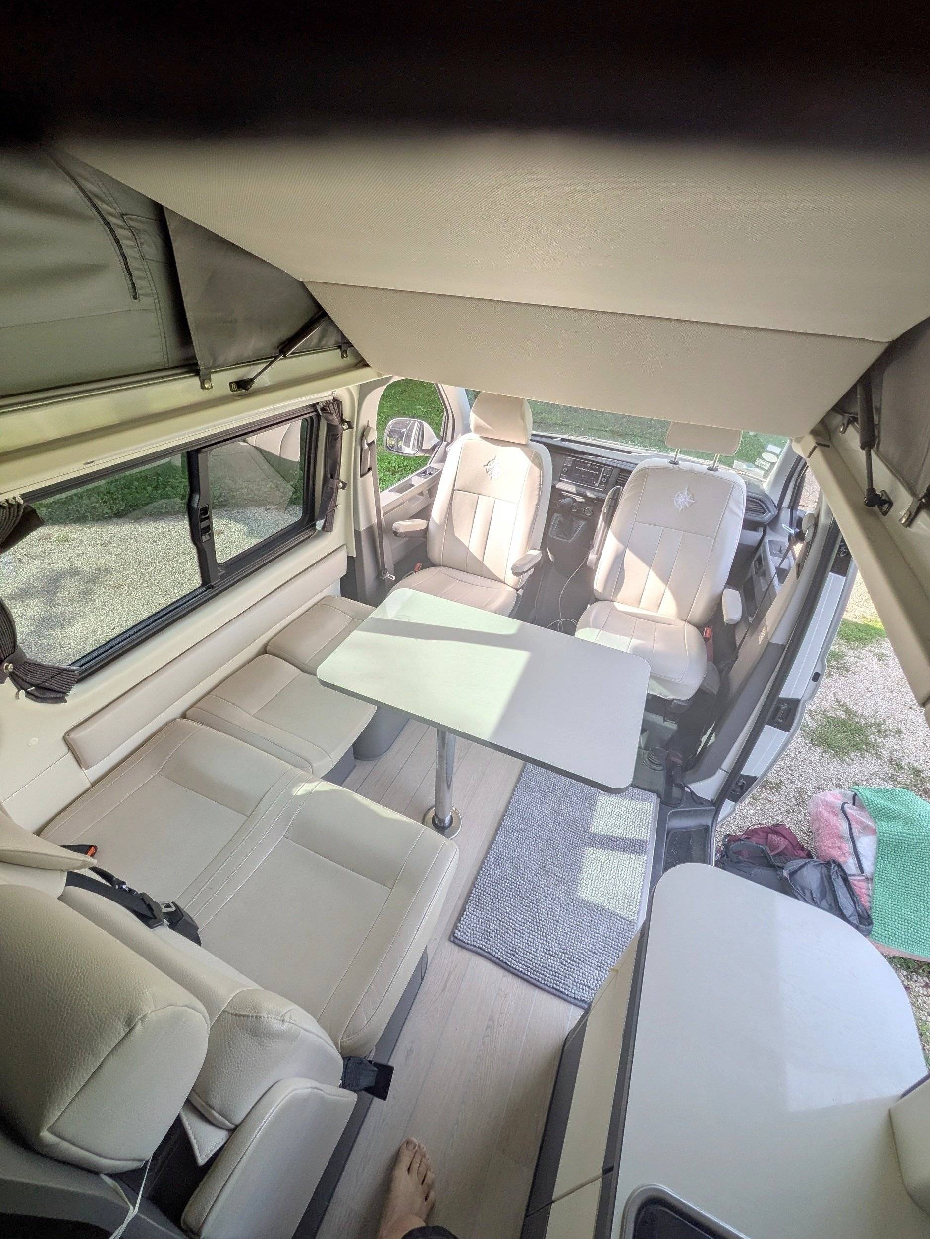 Dining Area Volkswagen T6.1 2.0TDI 150ch - Yescapa