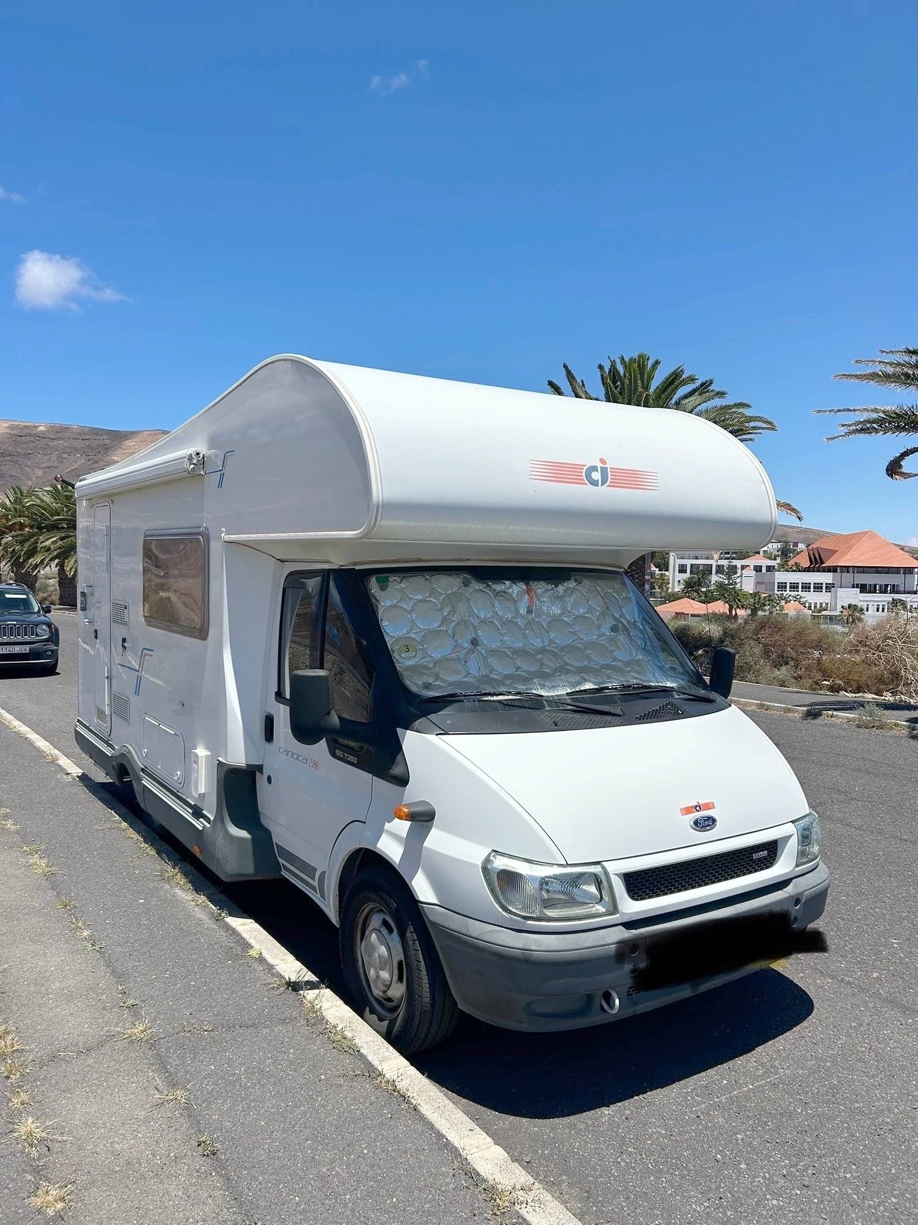 Vista del vehicle angle davanter Ford Transit 2,2 l TDCi 130 ch. - Yescapa