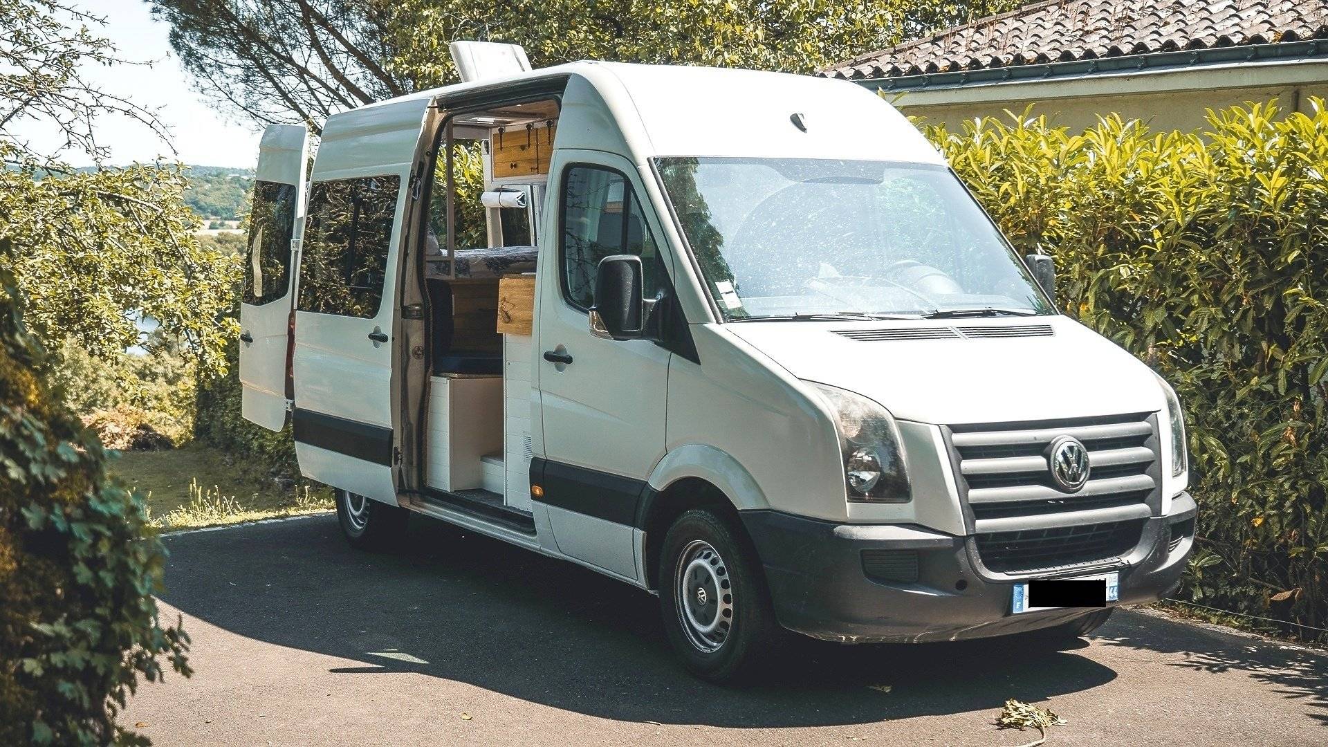 Vue avant de 3/4 Volkswagen Crafter 2.0 TDI - Yescapa