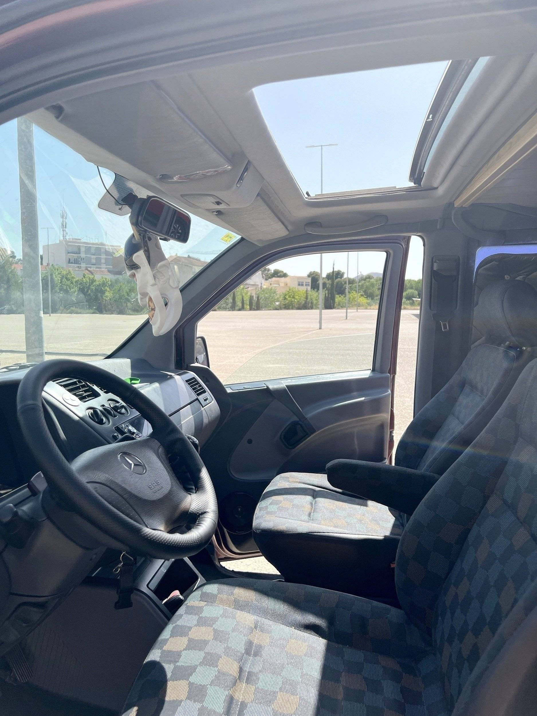 Puesto de conducción Mercedes Vito 110 L - Yescapa