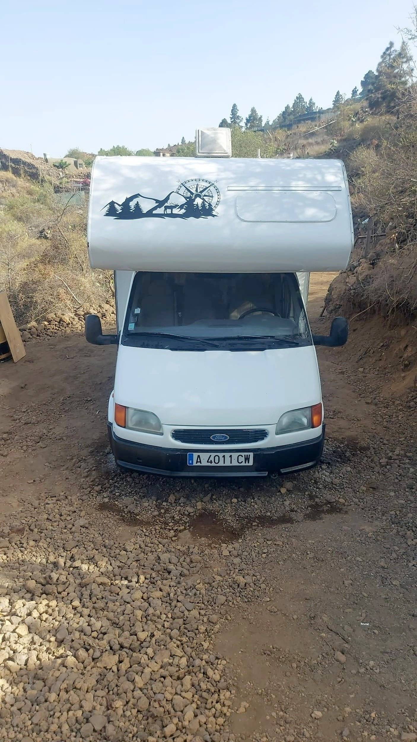 Vista frontale a ¾ Ford Transit 125 ch - Yescapa