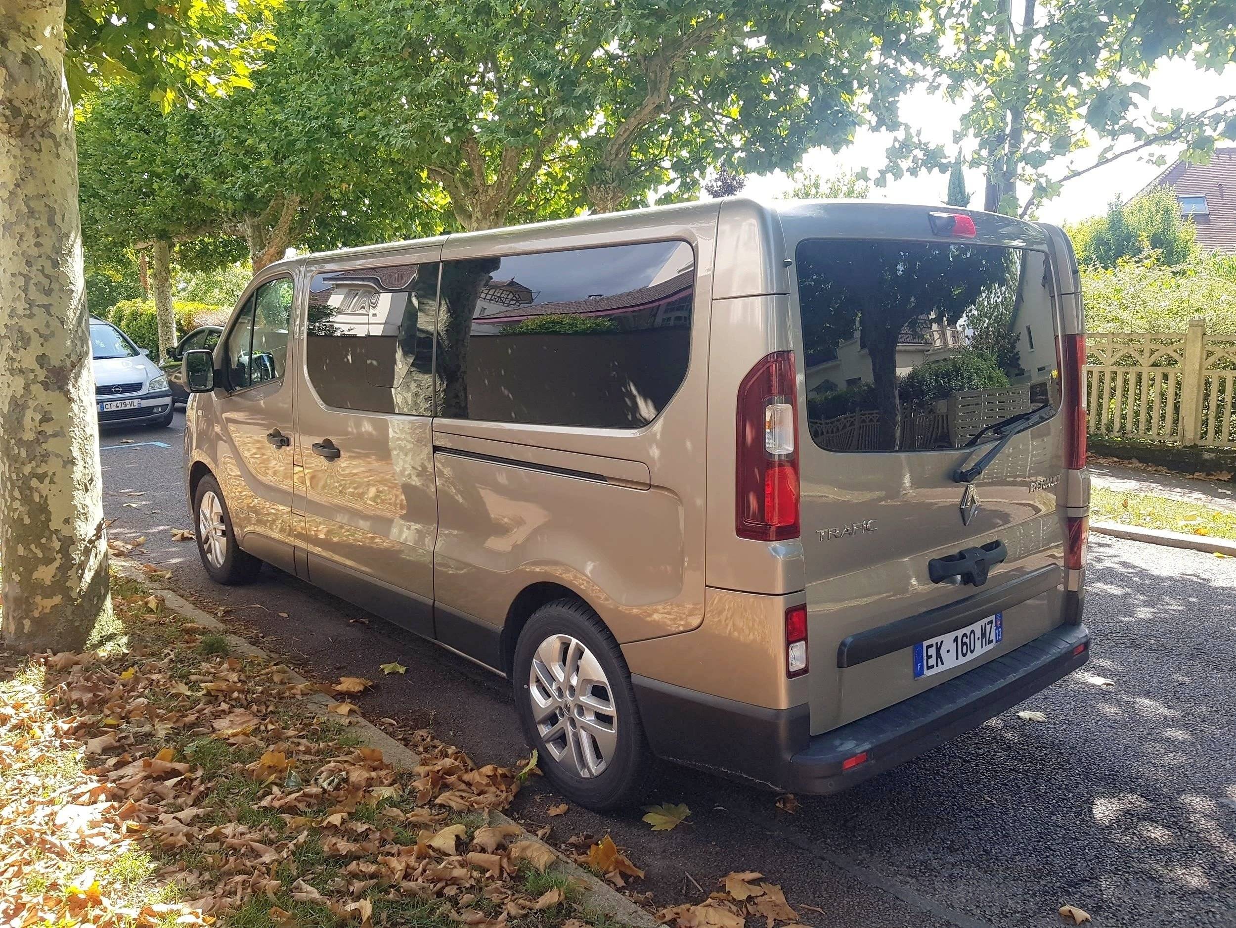 Vue avant de 3/4 Renault Trafic 3 L2H1 140 CV - Yescapa