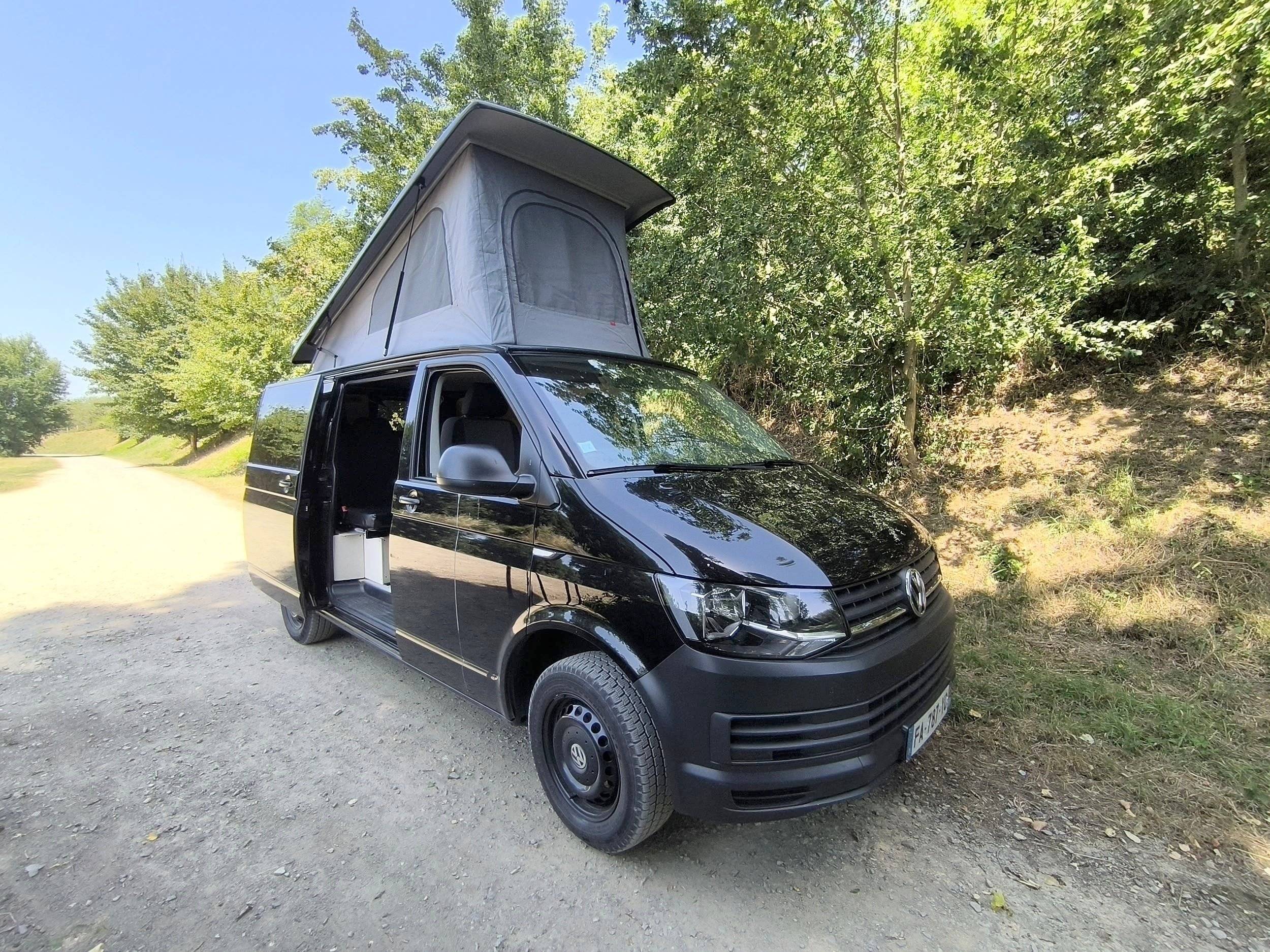 Vista de 3/4 Volkswagen T6 Court L1H1 2 l 102 ch - Yescapa