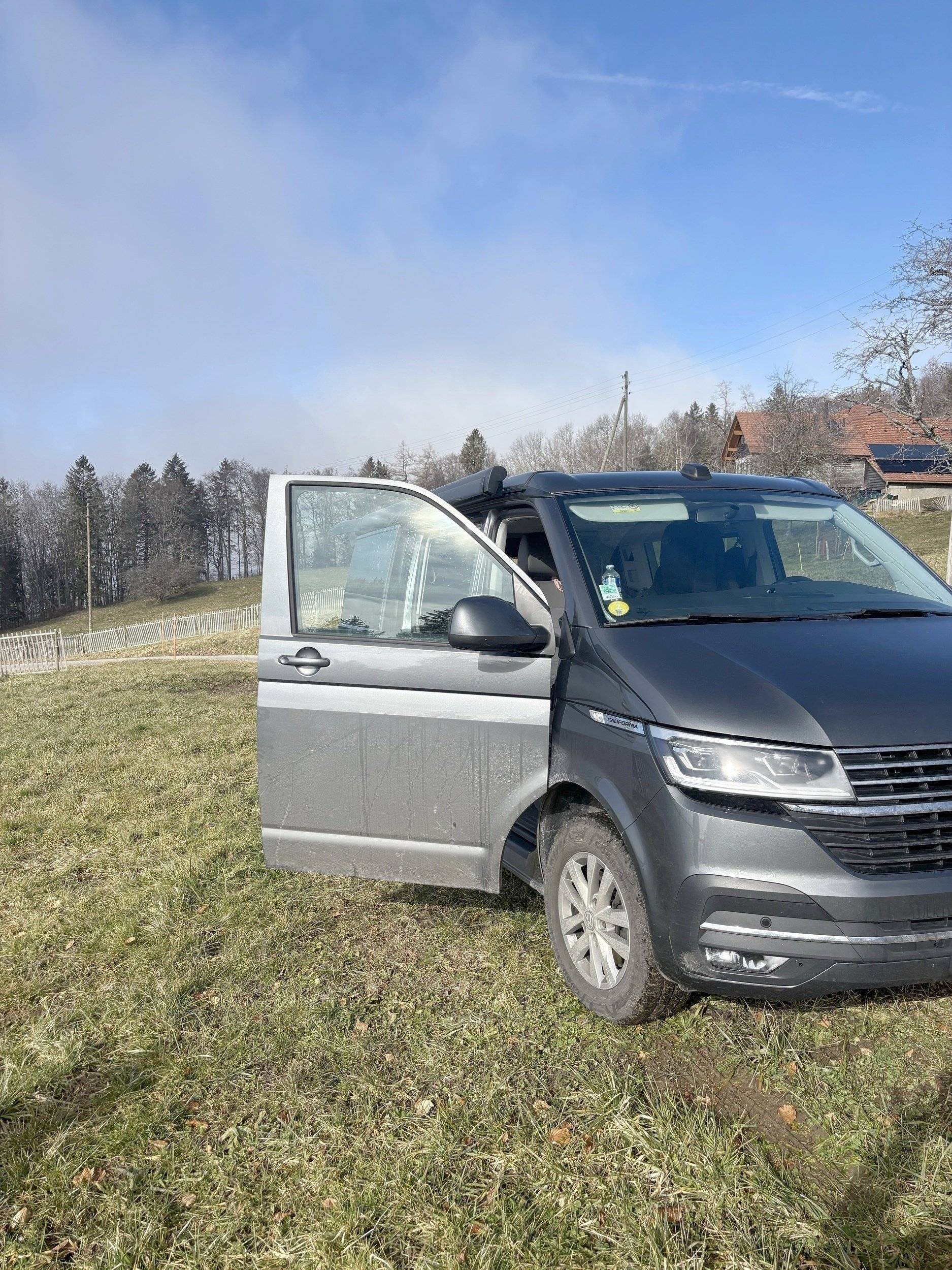Vista de 3/4 Volkswagen T6 Van Business 2,0 l 150 ch - Yescapa