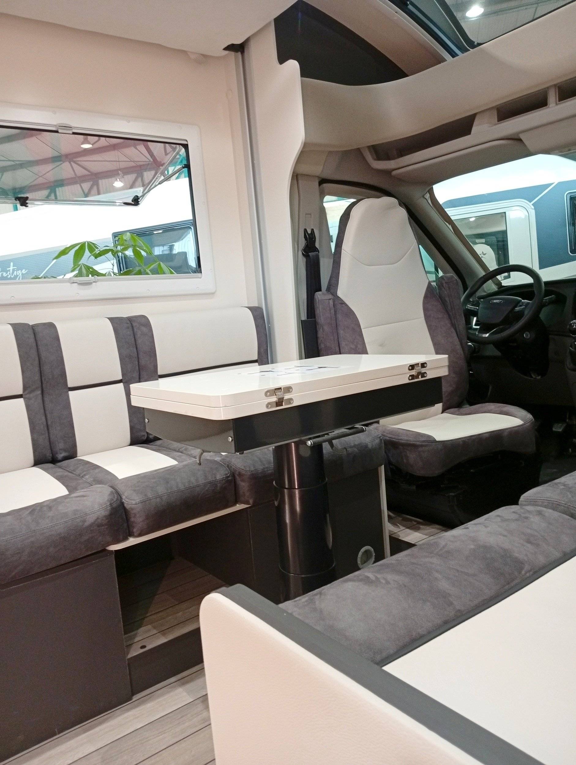Dinette Ford ford transit - Yescapa