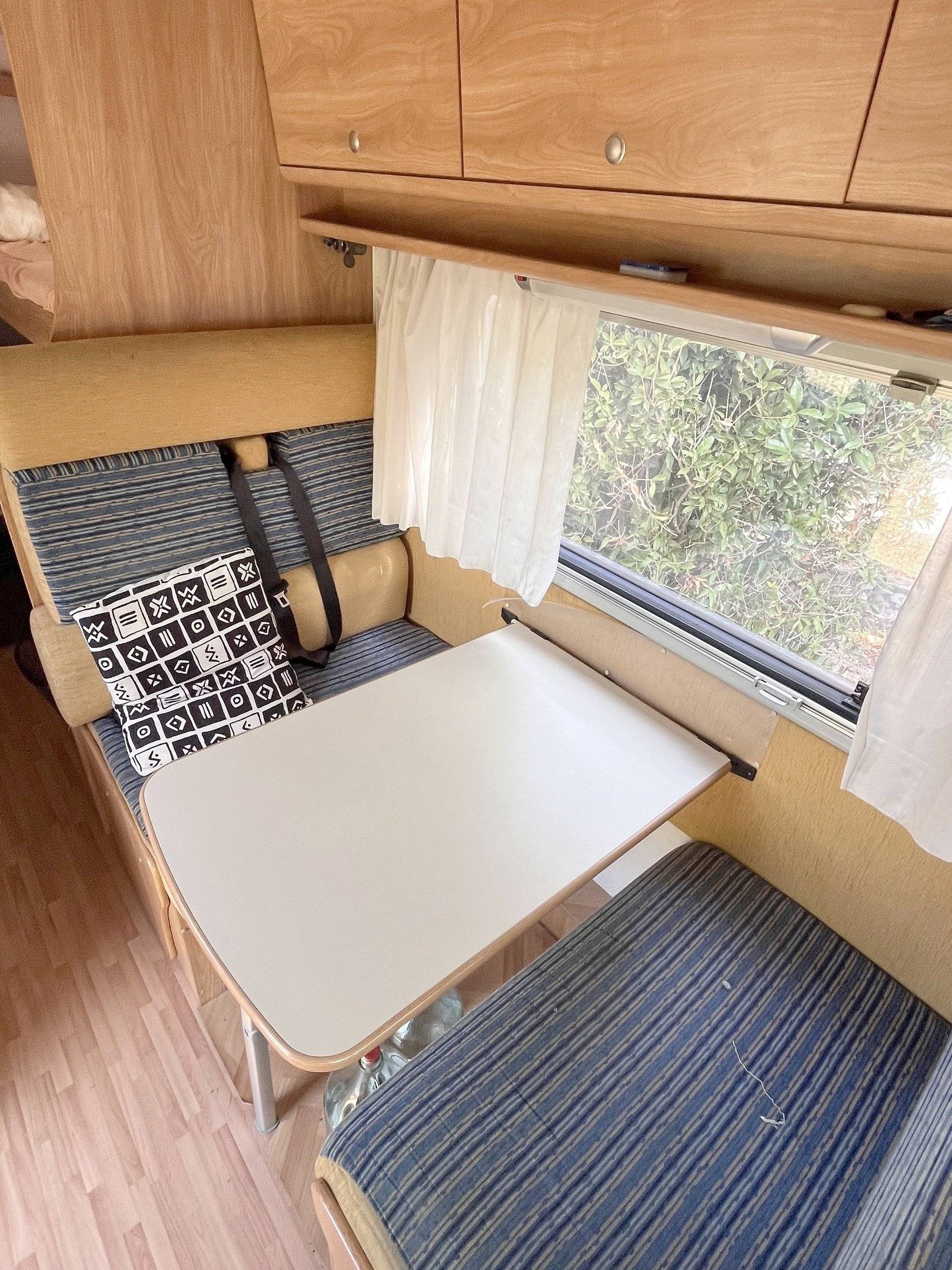 Dining Area Ford Transit 2,2 - Yescapa