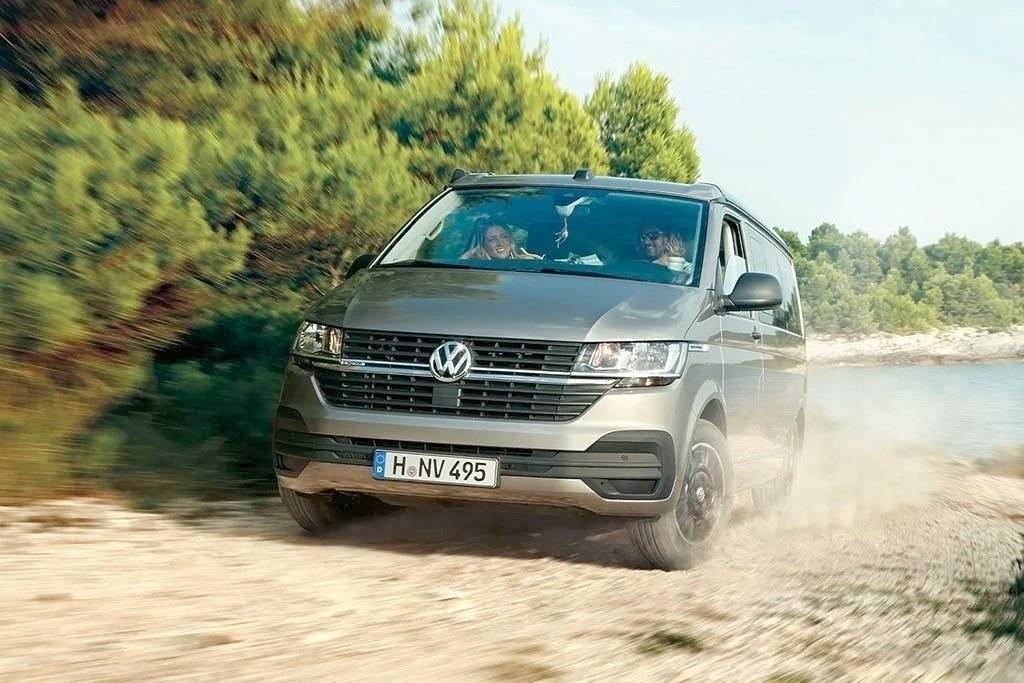 Front view from 3/4 Volkswagen CALIFORNIA BEACH - Yescapa