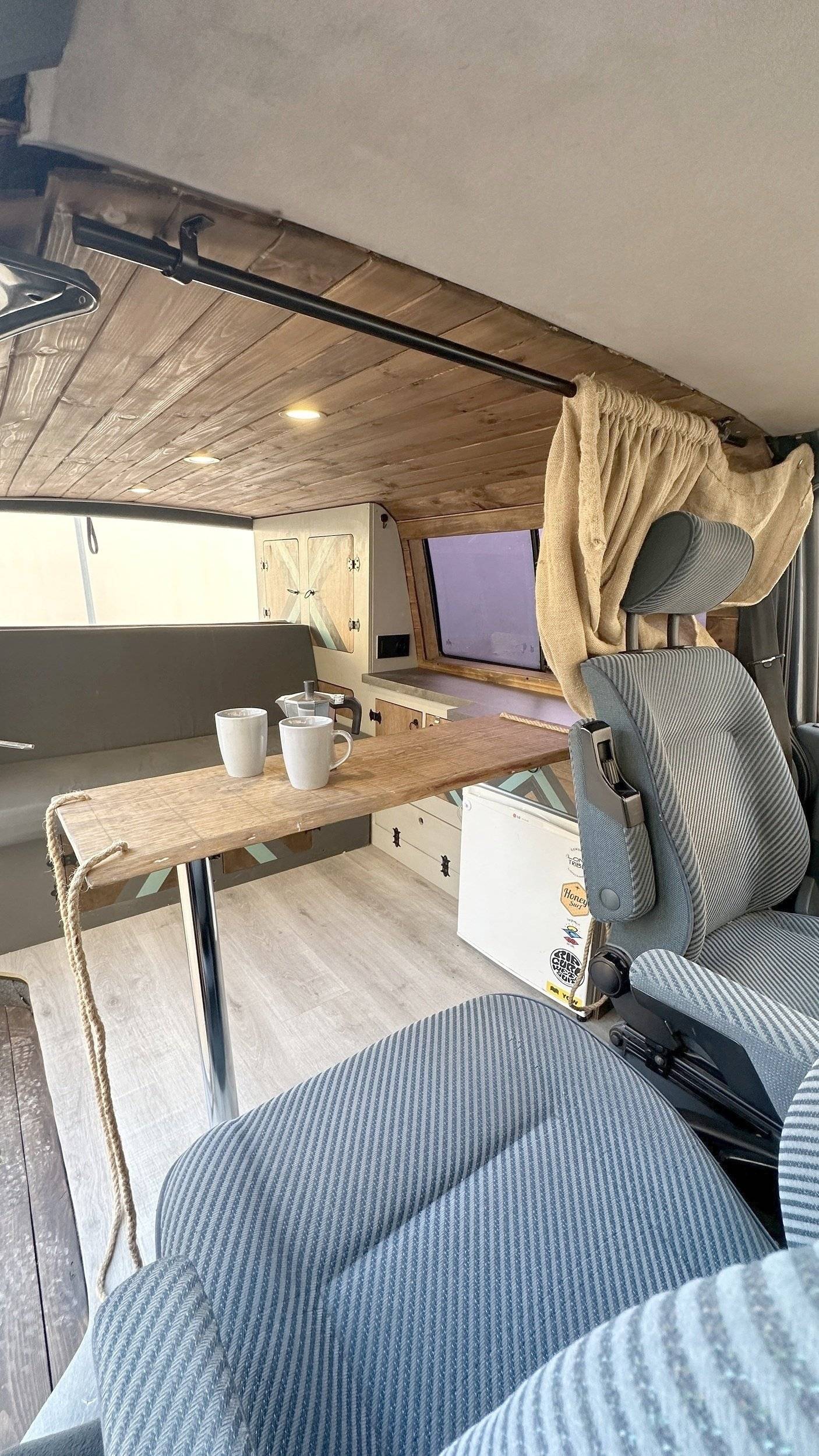 Front view from 3/4 Volkswagen Caravelle - Yescapa