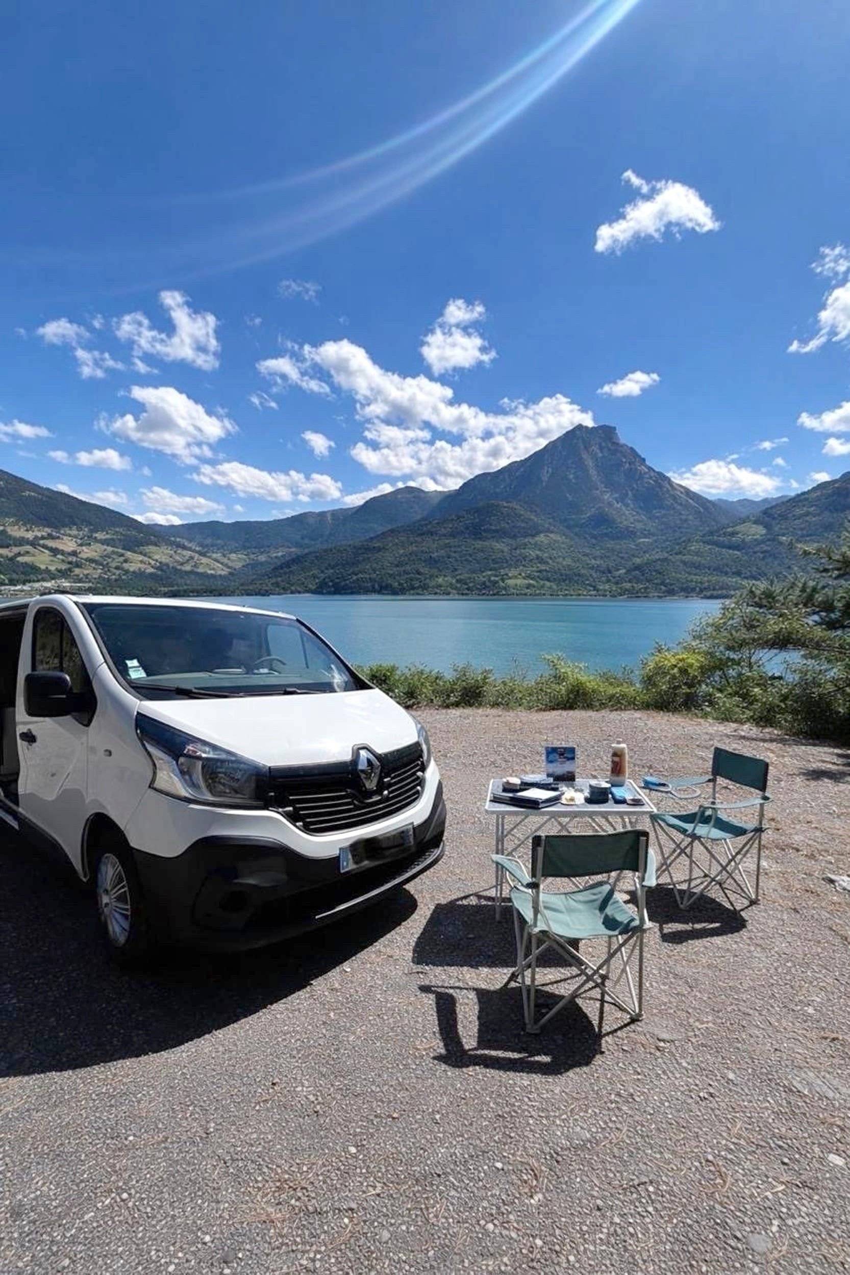 Vista frontale a ¾ Renault Renault trafic 3 - Yescapa
