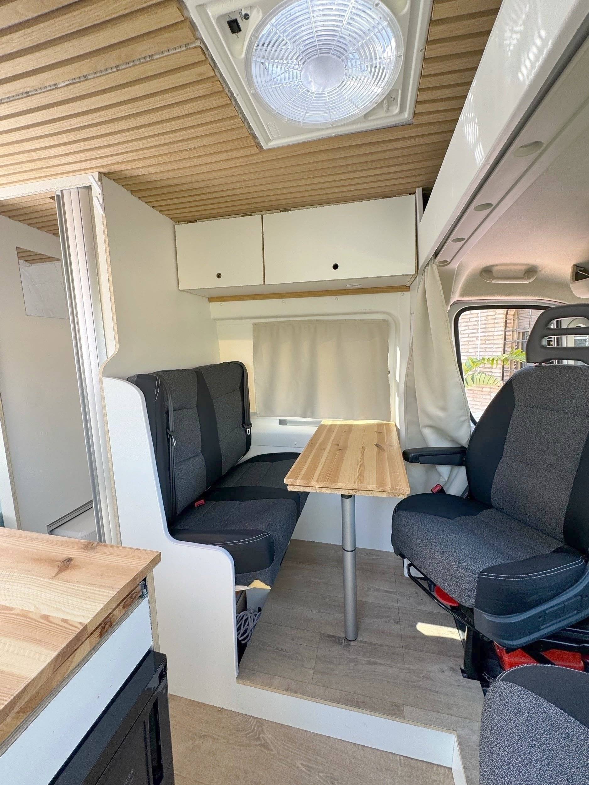Dining Area Fiat Ducato 2,3 l 130 ch - Yescapa