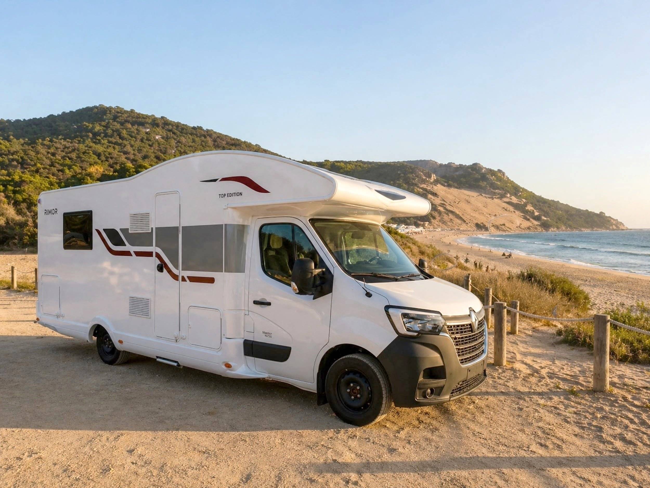 Vista frontale a ¾ Renault Master 2,3 l 145 ch - Yescapa