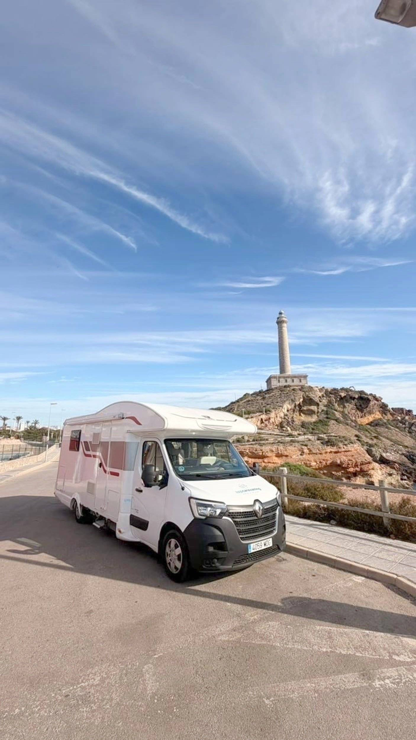 Vista frontale a ¾ Renault Master 2,3 l 145 ch - Yescapa