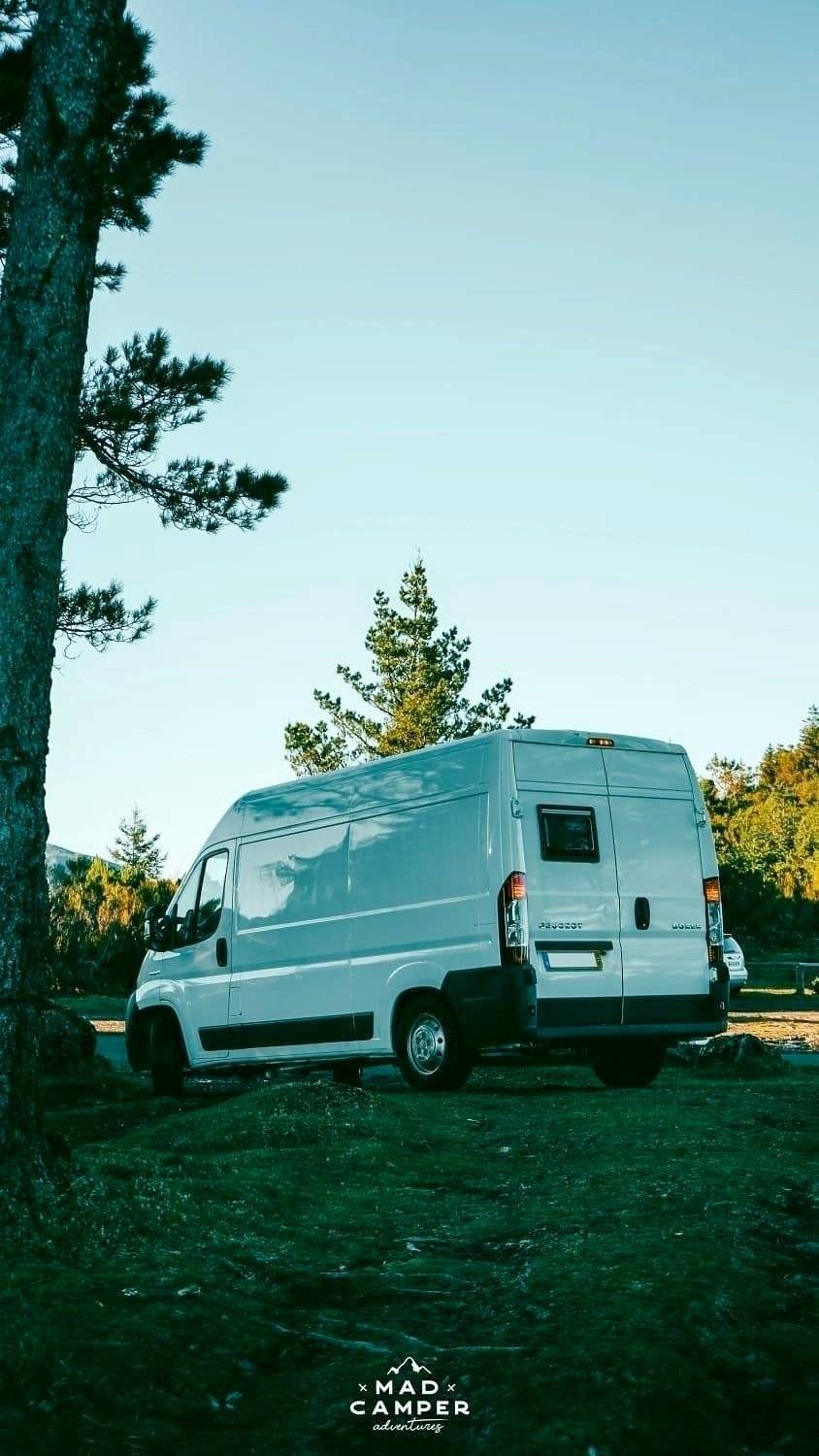 Vista de 3/4 Peugeot Boxer - Yescapa