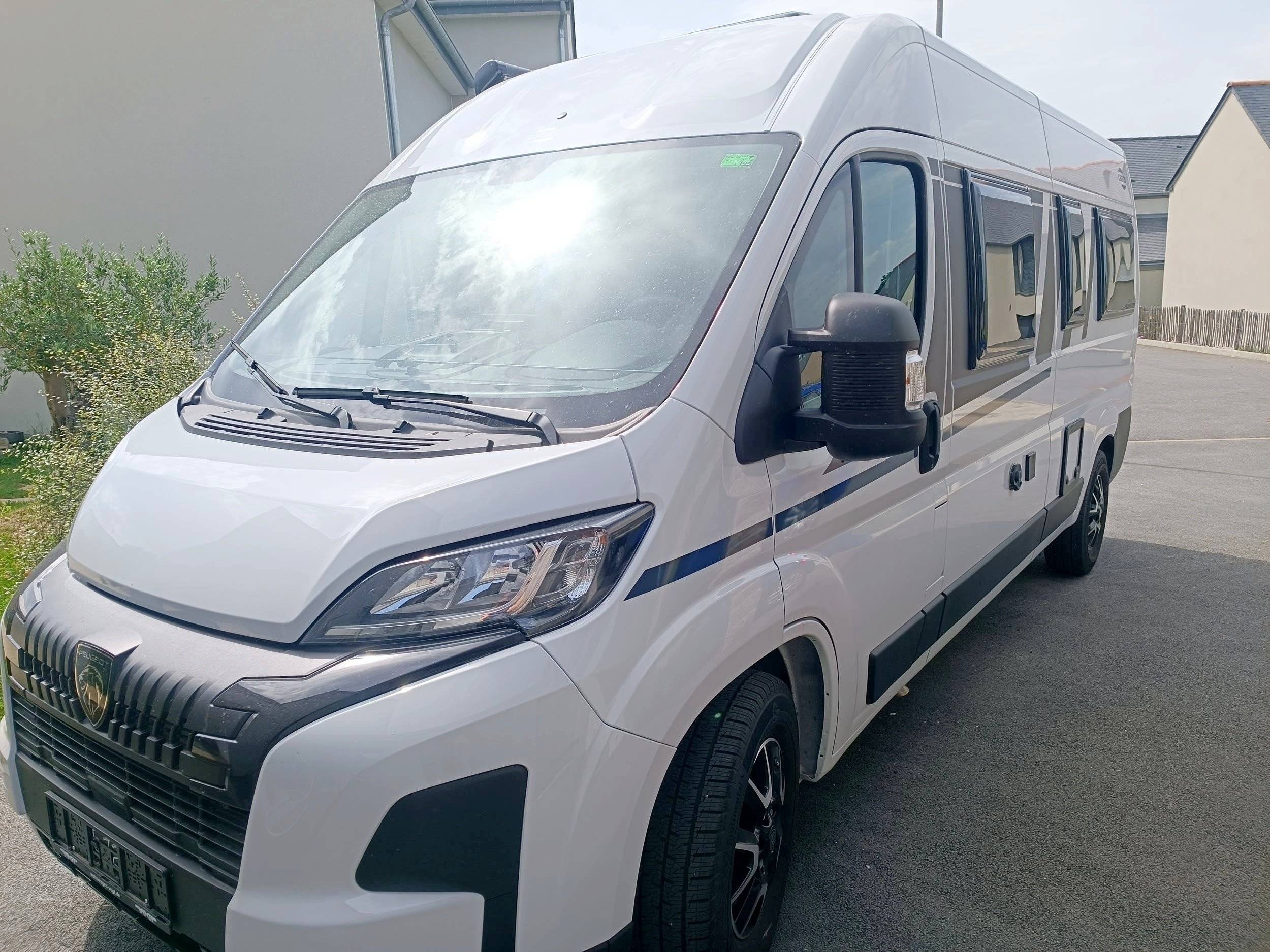 Front view from 3/4 Peugeot BOXER 2,2L  140 CH - Yescapa