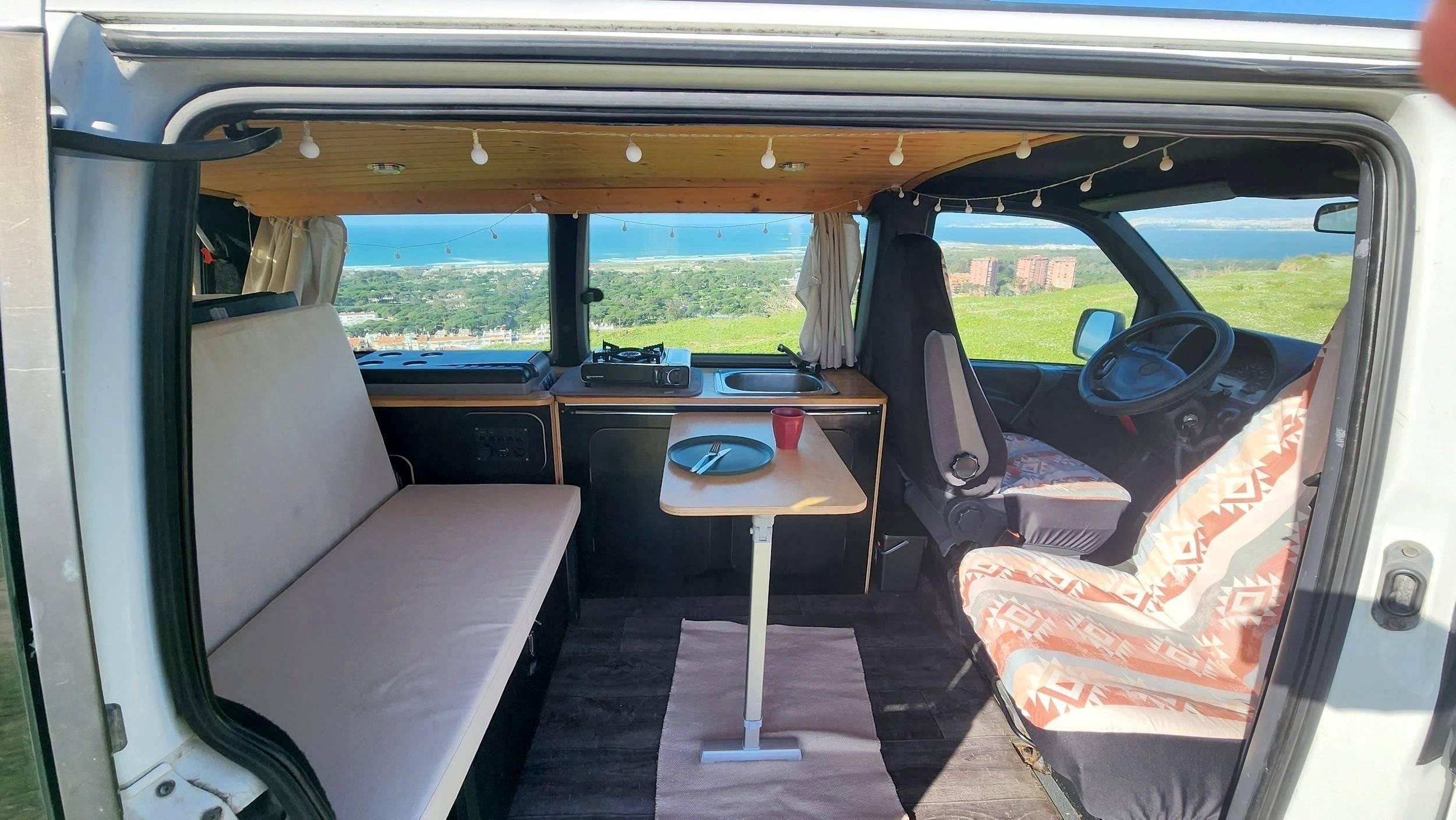 Comedor Mercedes Vito 110D - Yescapa