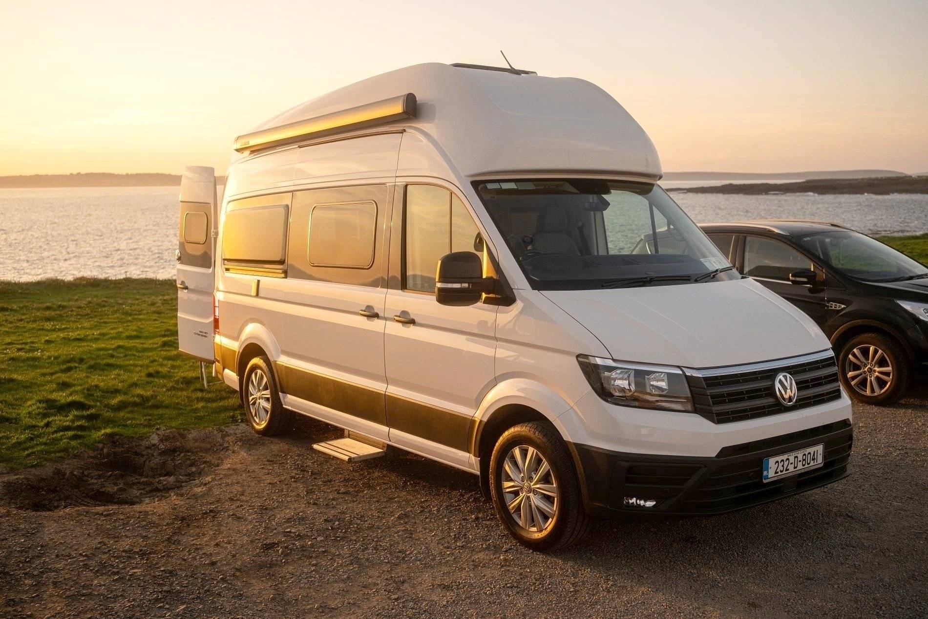 Front view from 3/4 Volkswagen Volkswagen Grand California - Yescapa