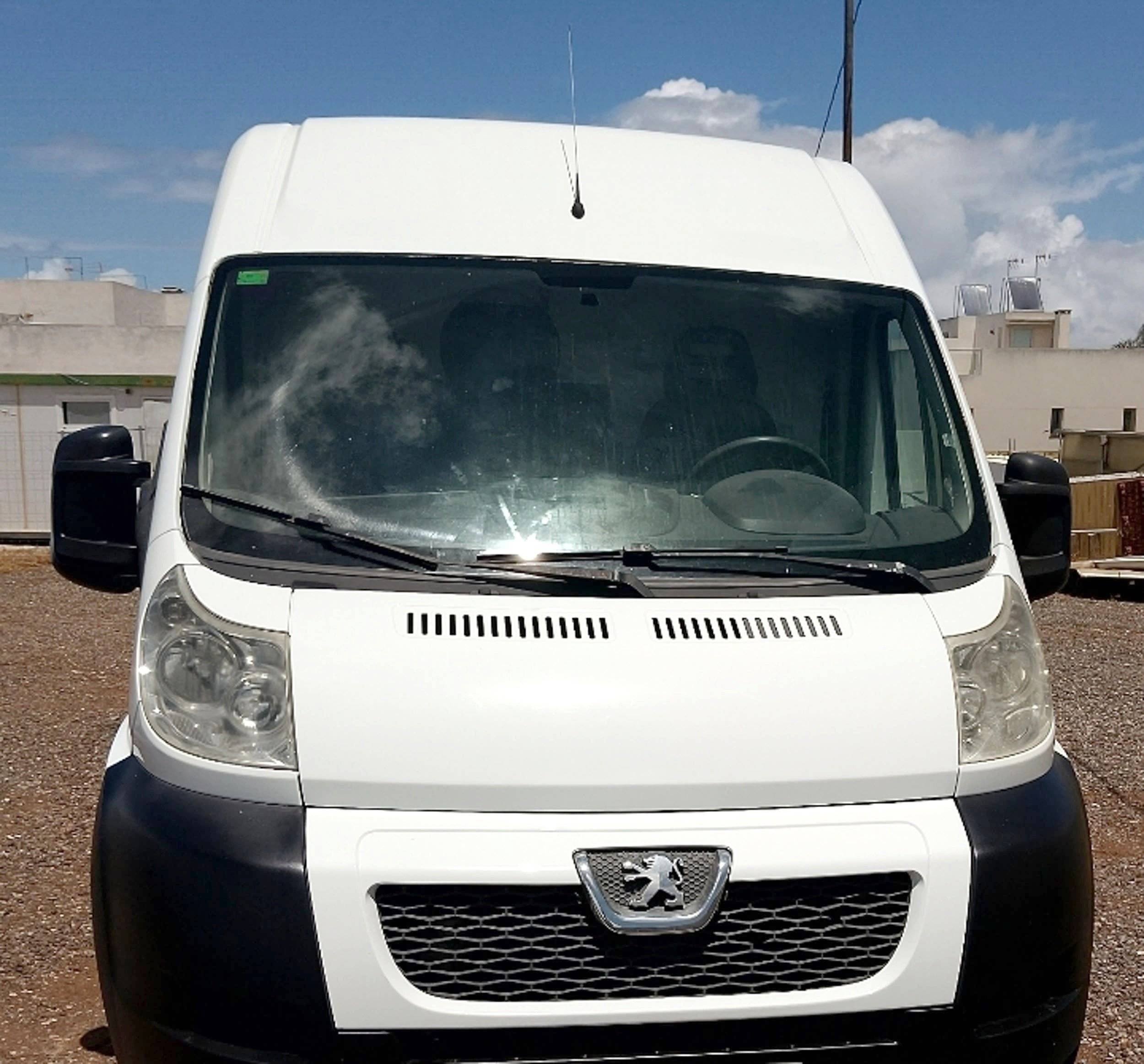 schräge Vorderansicht Peugeot Boxer 2,0 l 130 ch - Yescapa