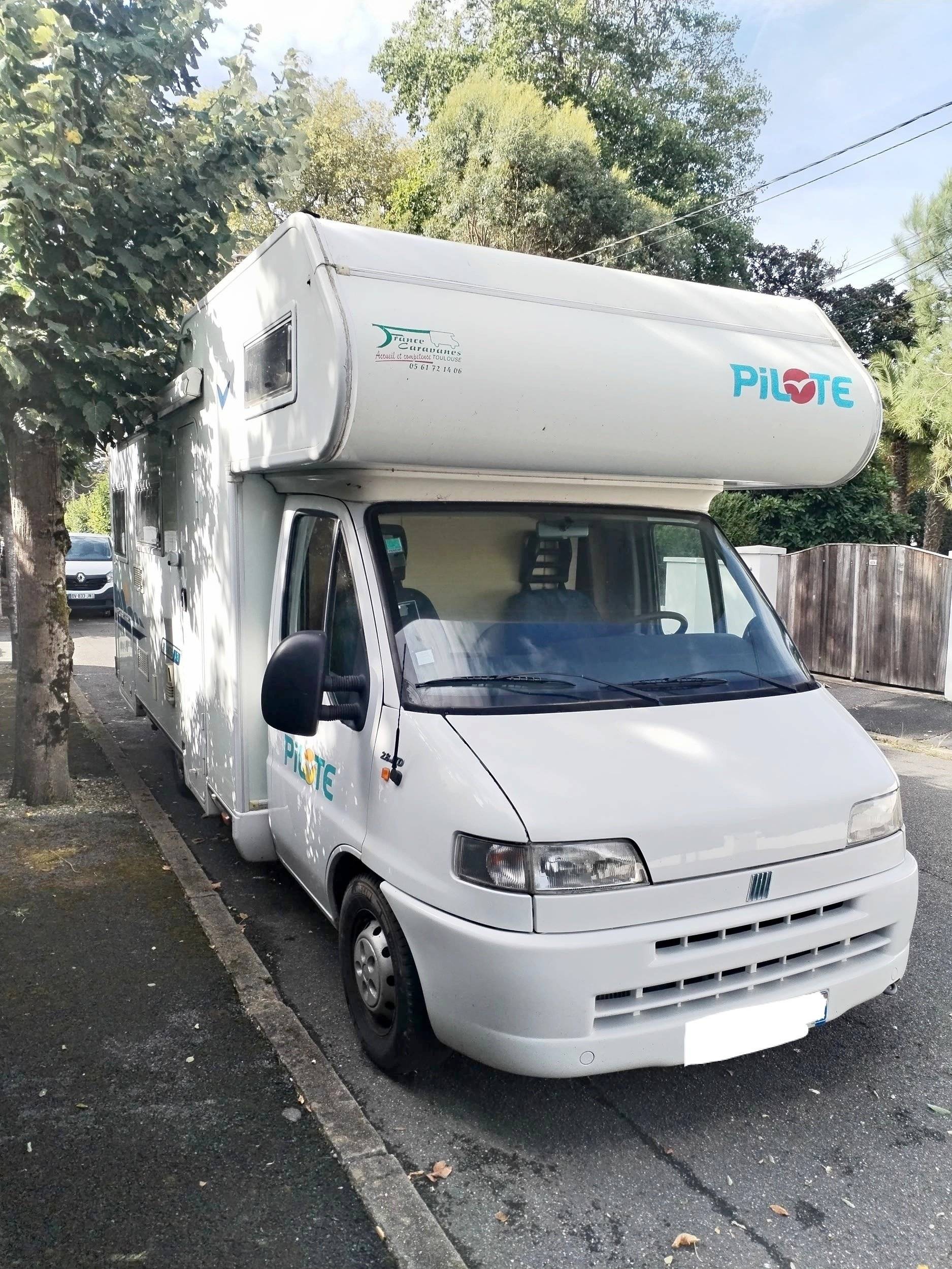 Dining Area Fiat ducato 2.8 JTD - Yescapa