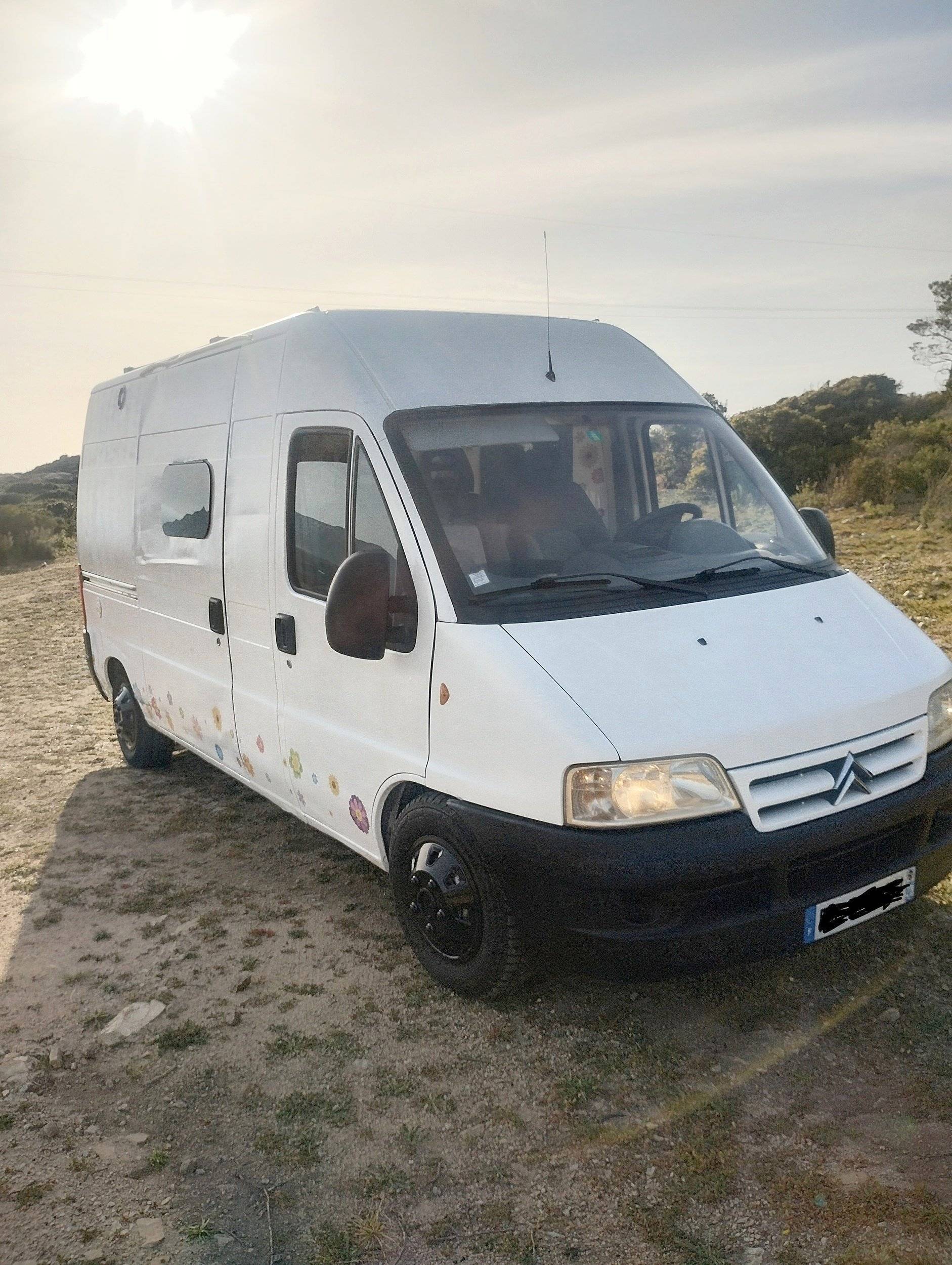 Vista del vehicle angle davanter Citroën Jumper - Yescapa