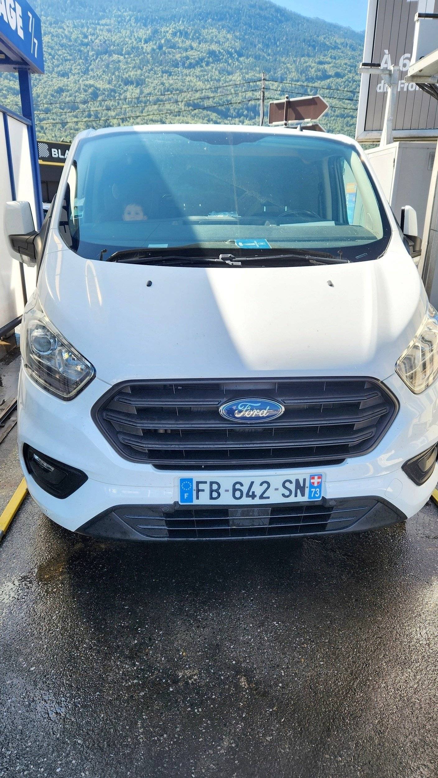 Vista del vehículo ángulo delantero Ford FORD TRANSIT CUSTOM - Yescapa