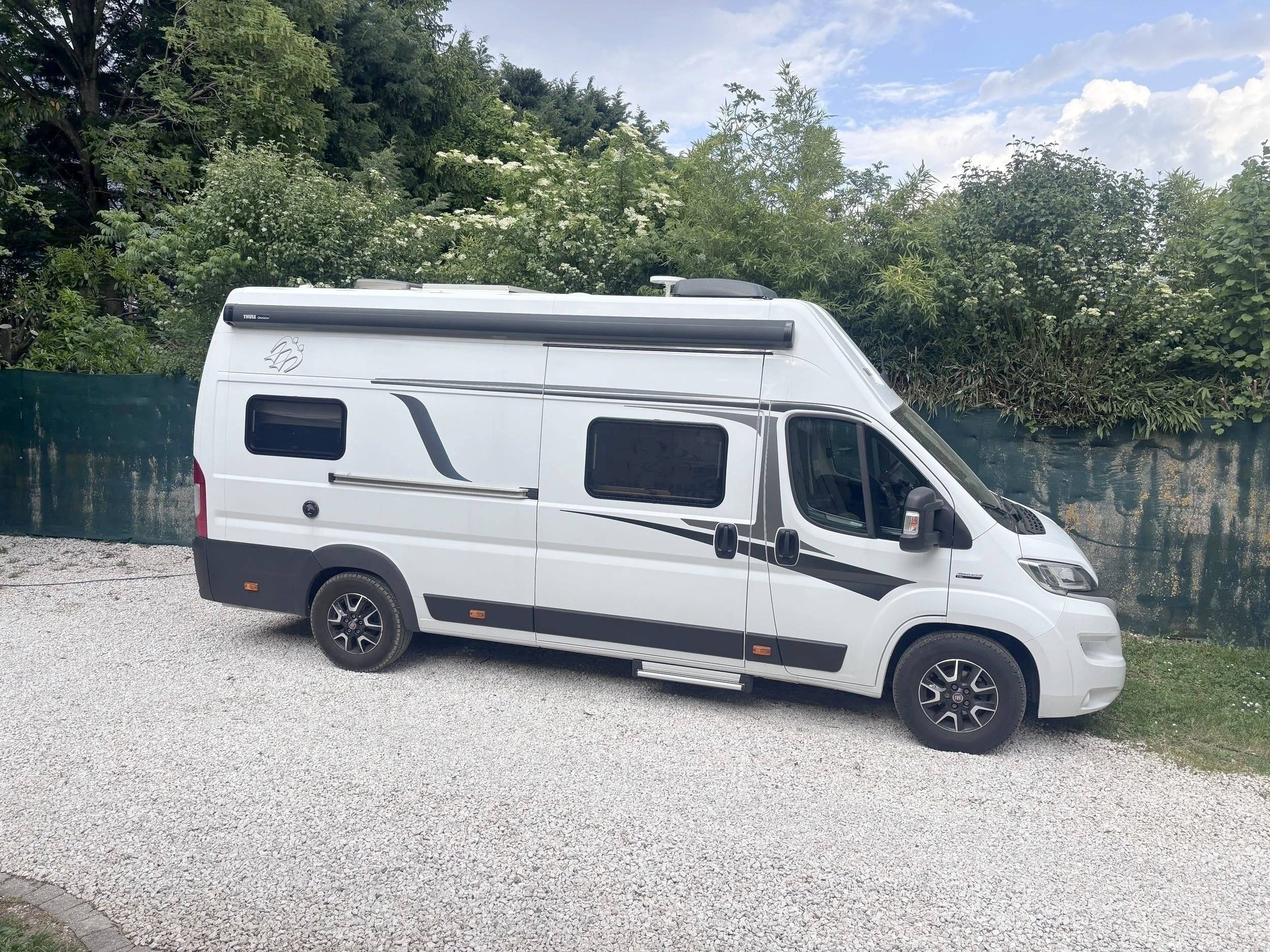 Voorkant 3/4 Fiat Ducato 2,3 l Multijet 140 - Yescapa