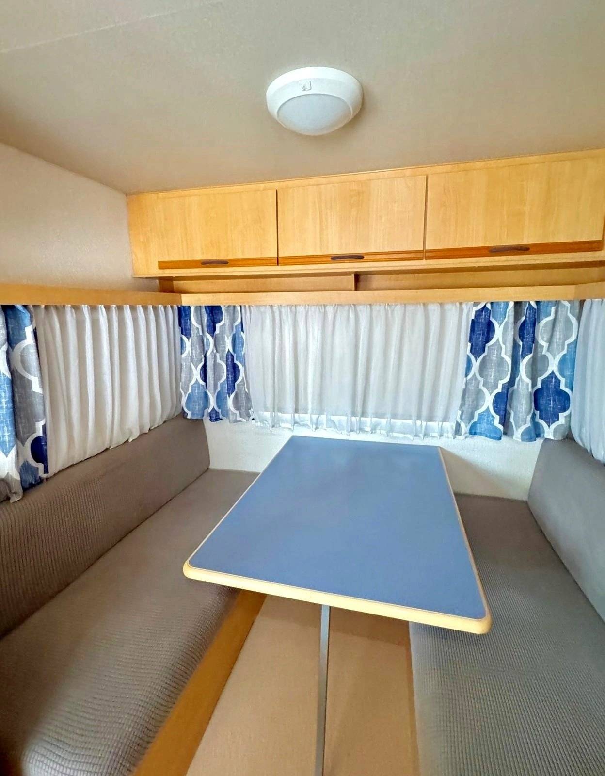 Dining Area Opel - Yescapa