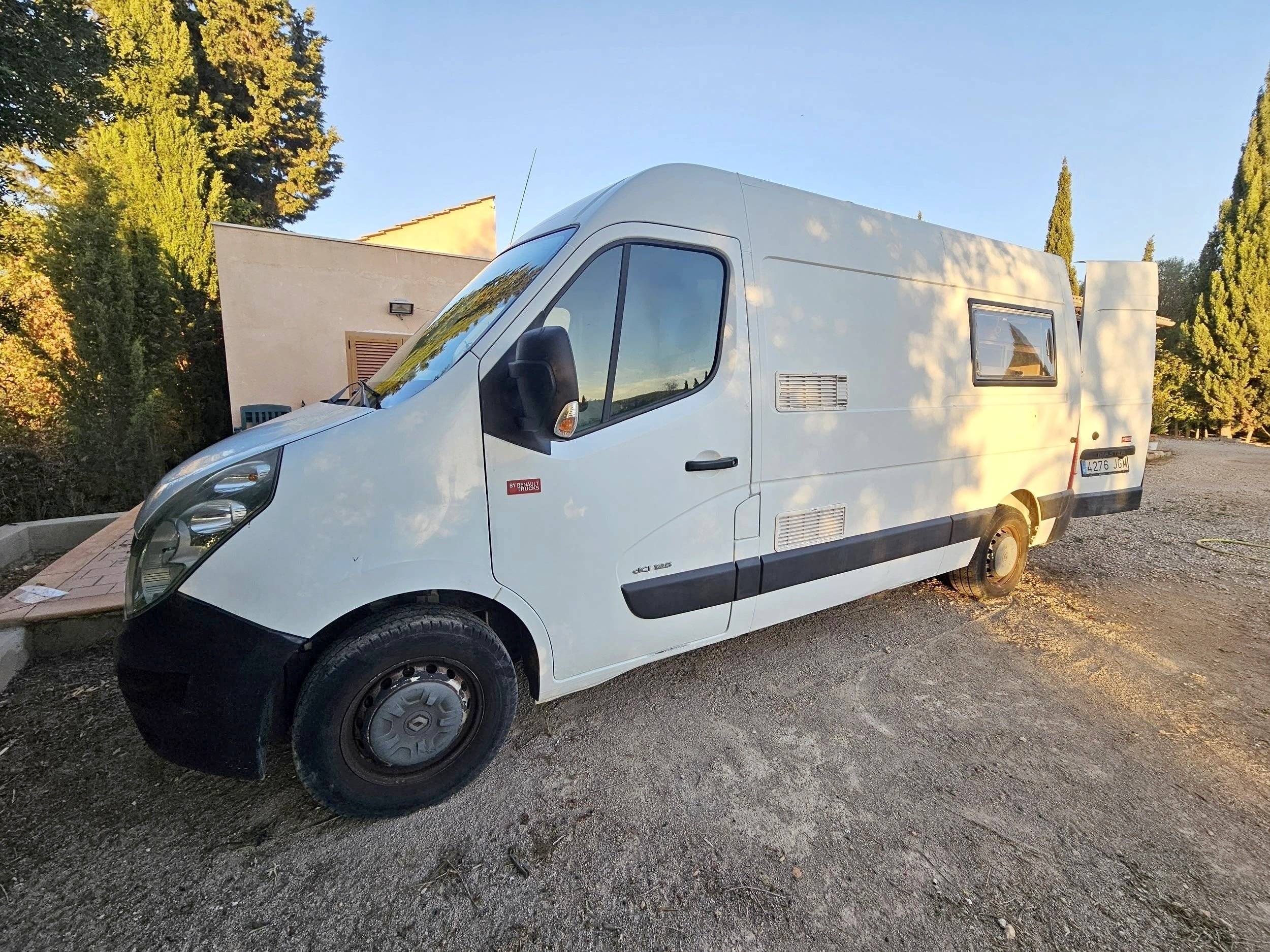 Front view from 3/4 Renault Renault Master III - Yescapa