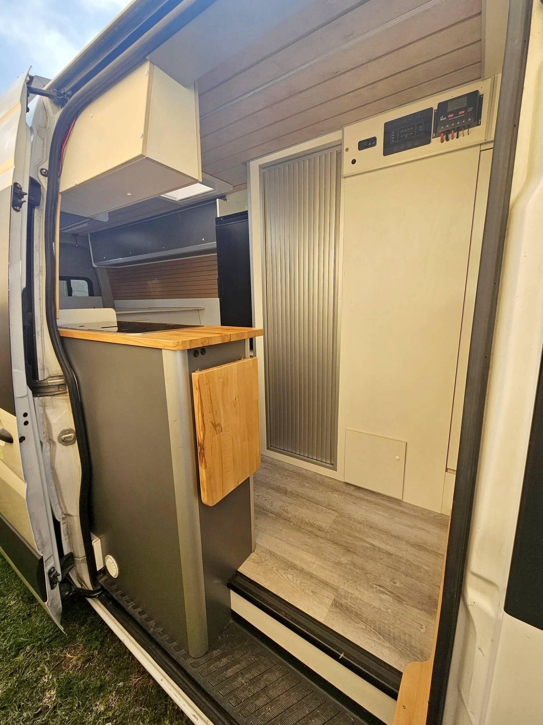 Dining Area Mercedes Sprinter 2,14 l 163 ch - Yescapa