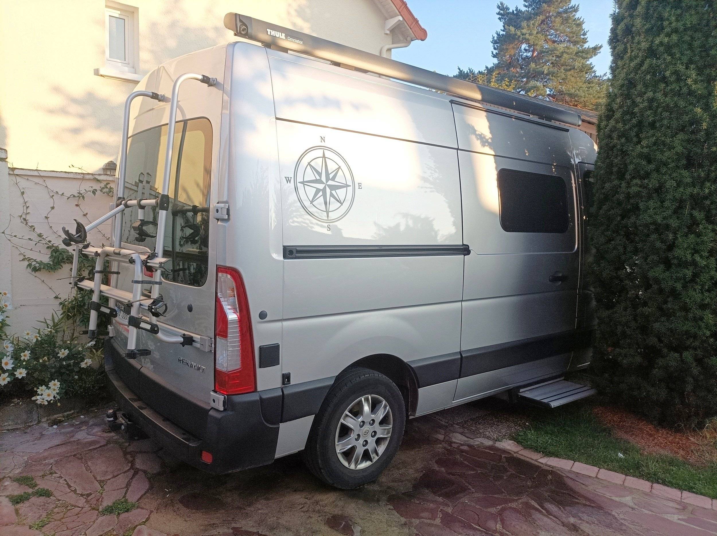 Front view from 3/4 Renault - Yescapa