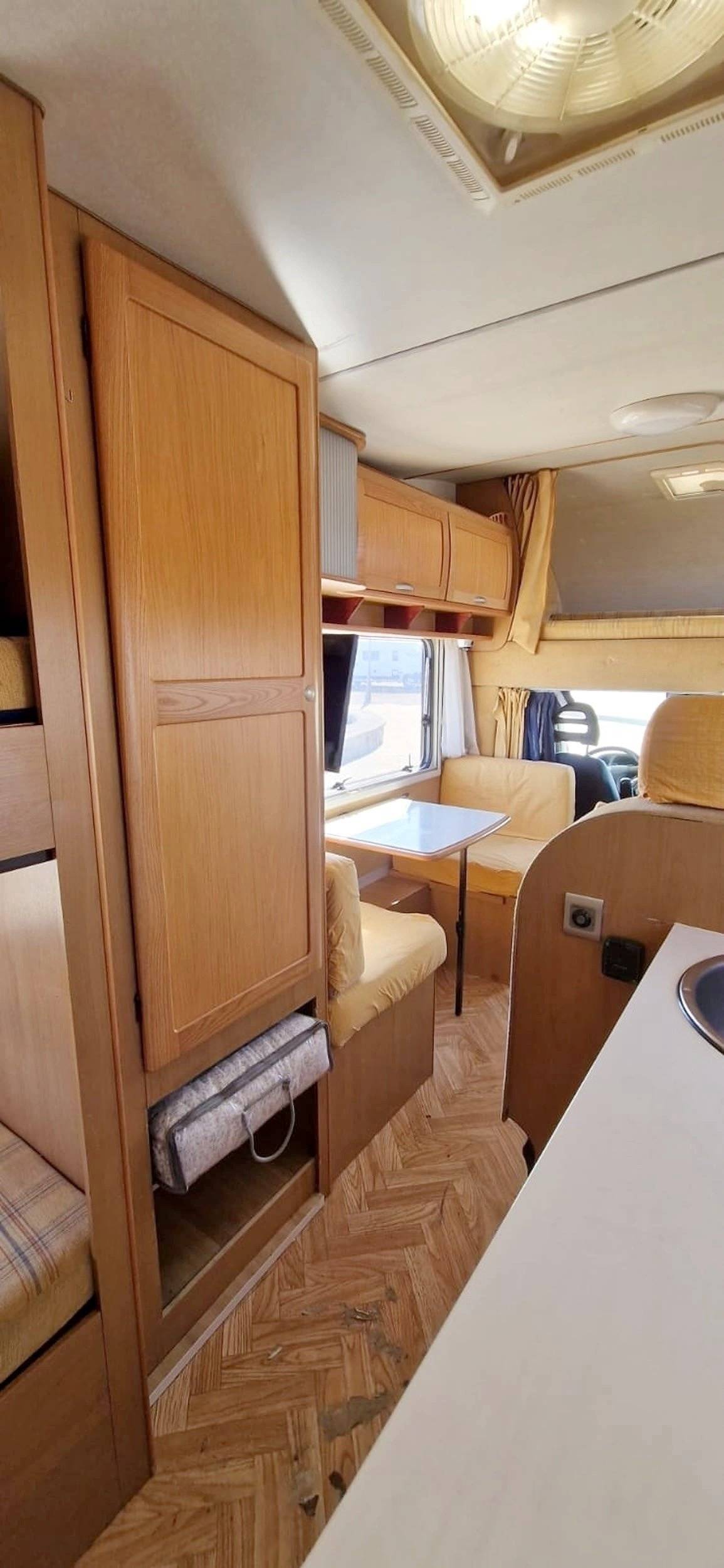 Dining Area Fiat Mac Louis - Yescapa