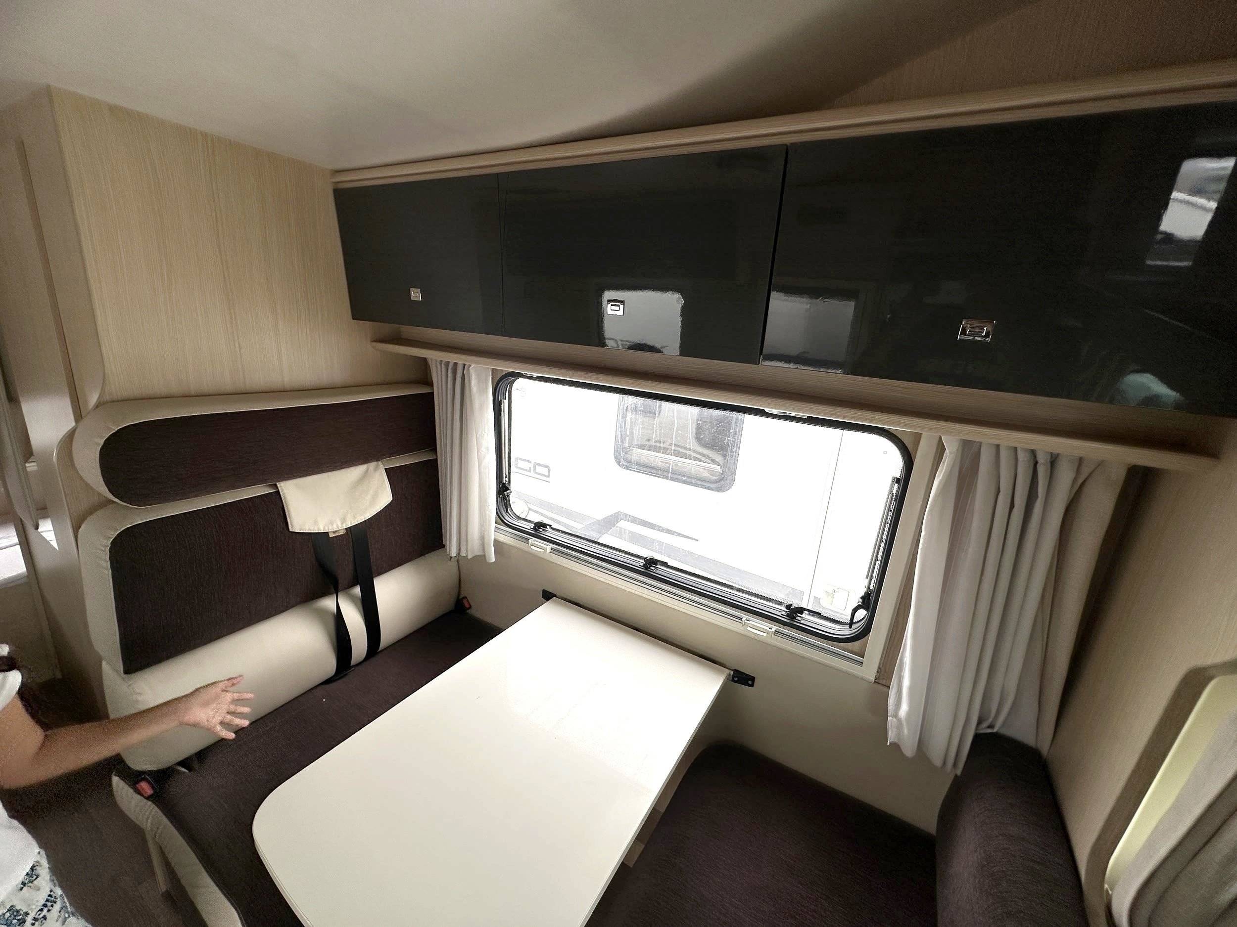 Dining Area Iveco 2.3 TD - Yescapa