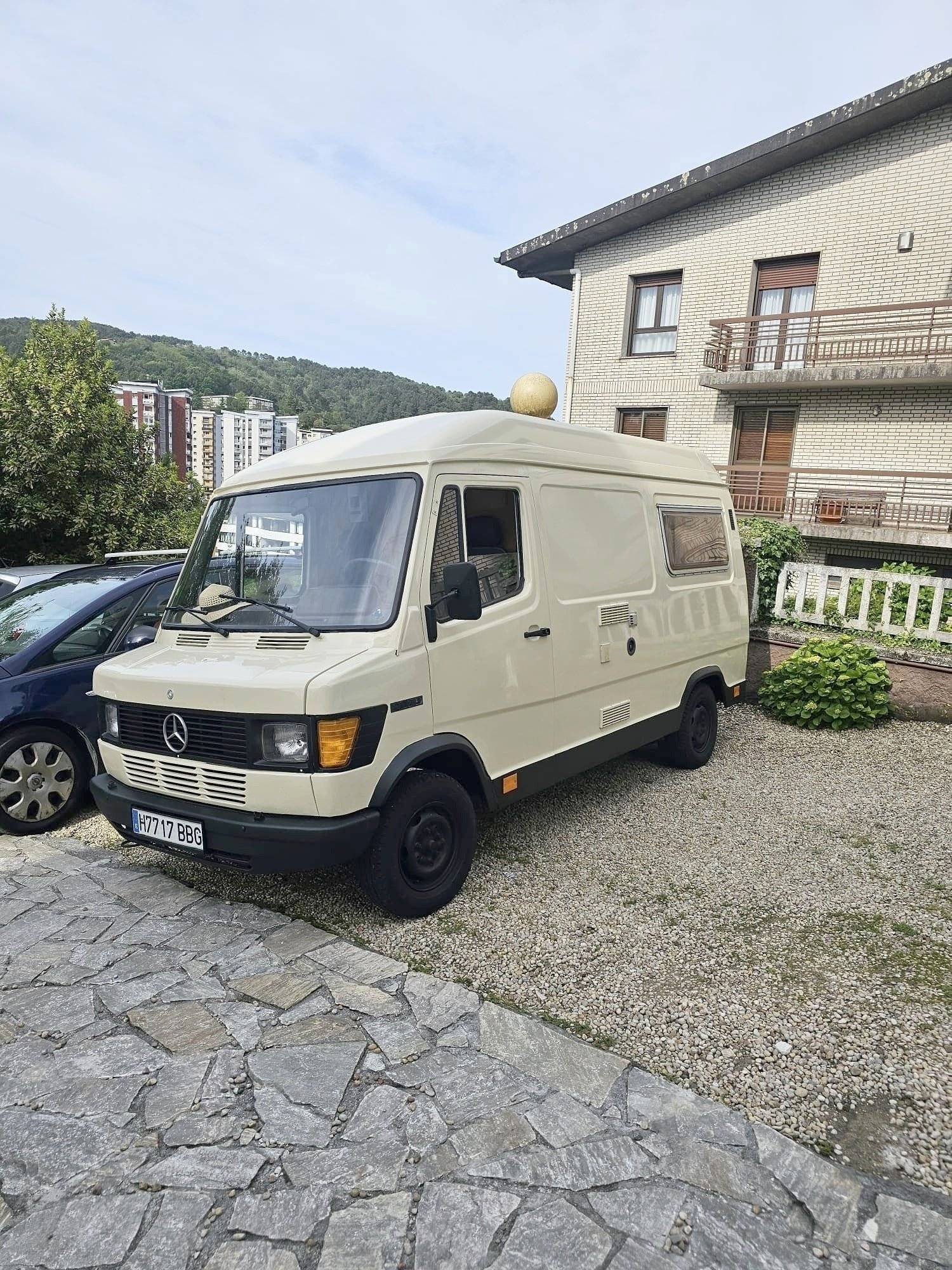 Vue avant de 3/4 Mercedes 207D - Yescapa