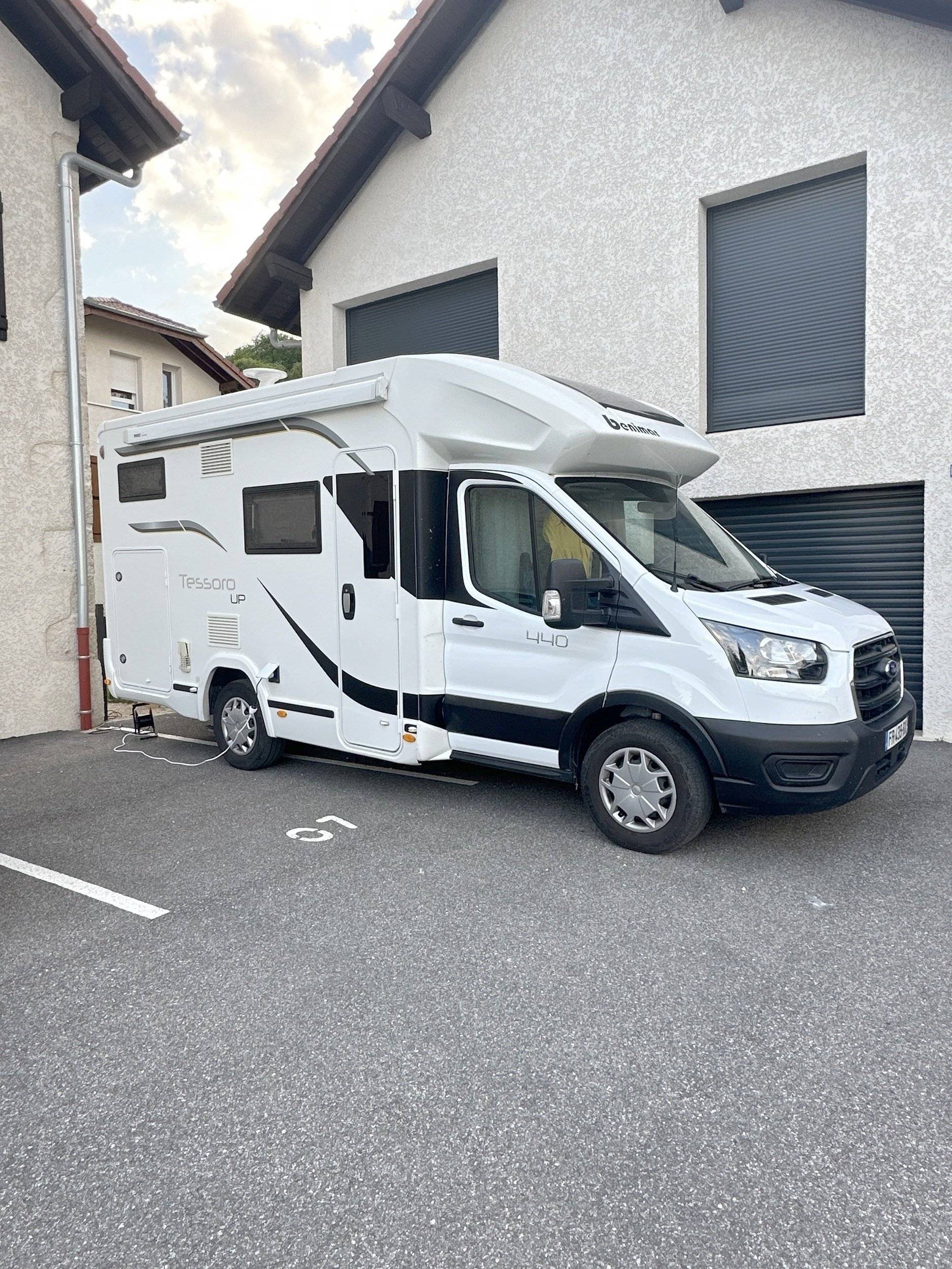 Vue avant de 3/4 Ford - Yescapa